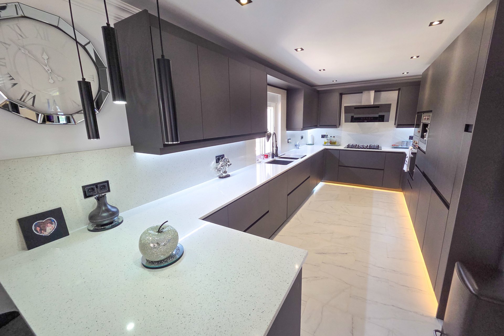 Villa moderna con piscina y amplia parcela en Crevillente