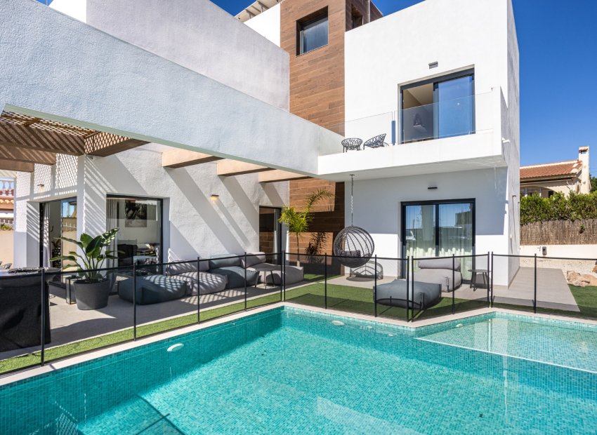 Villa moderna de 4 dormitorios con piscina privada y solárium en Ciudad Quesada