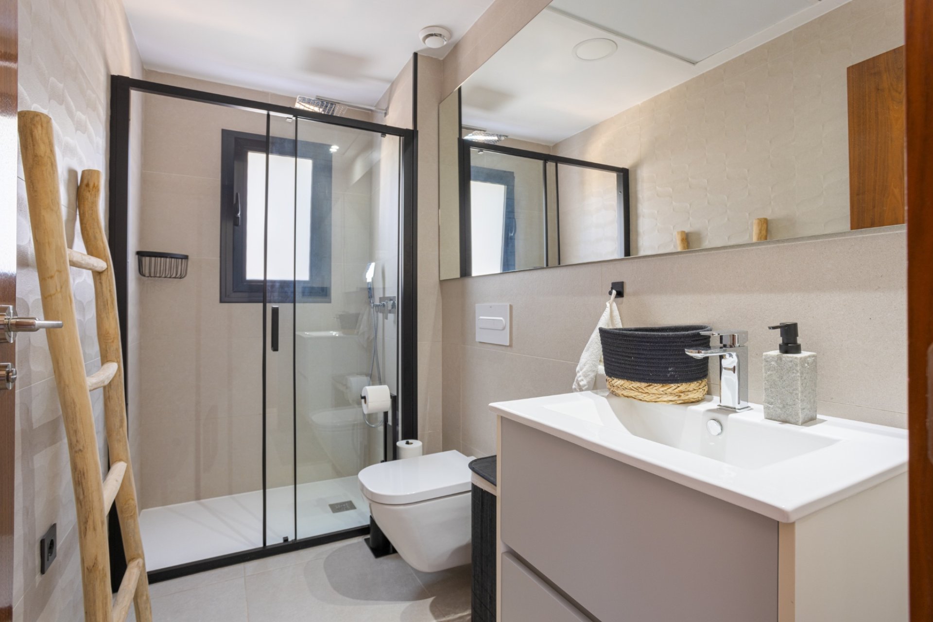 Villa moderna de 4 dormitorios con piscina privada y solárium en Ciudad Quesada