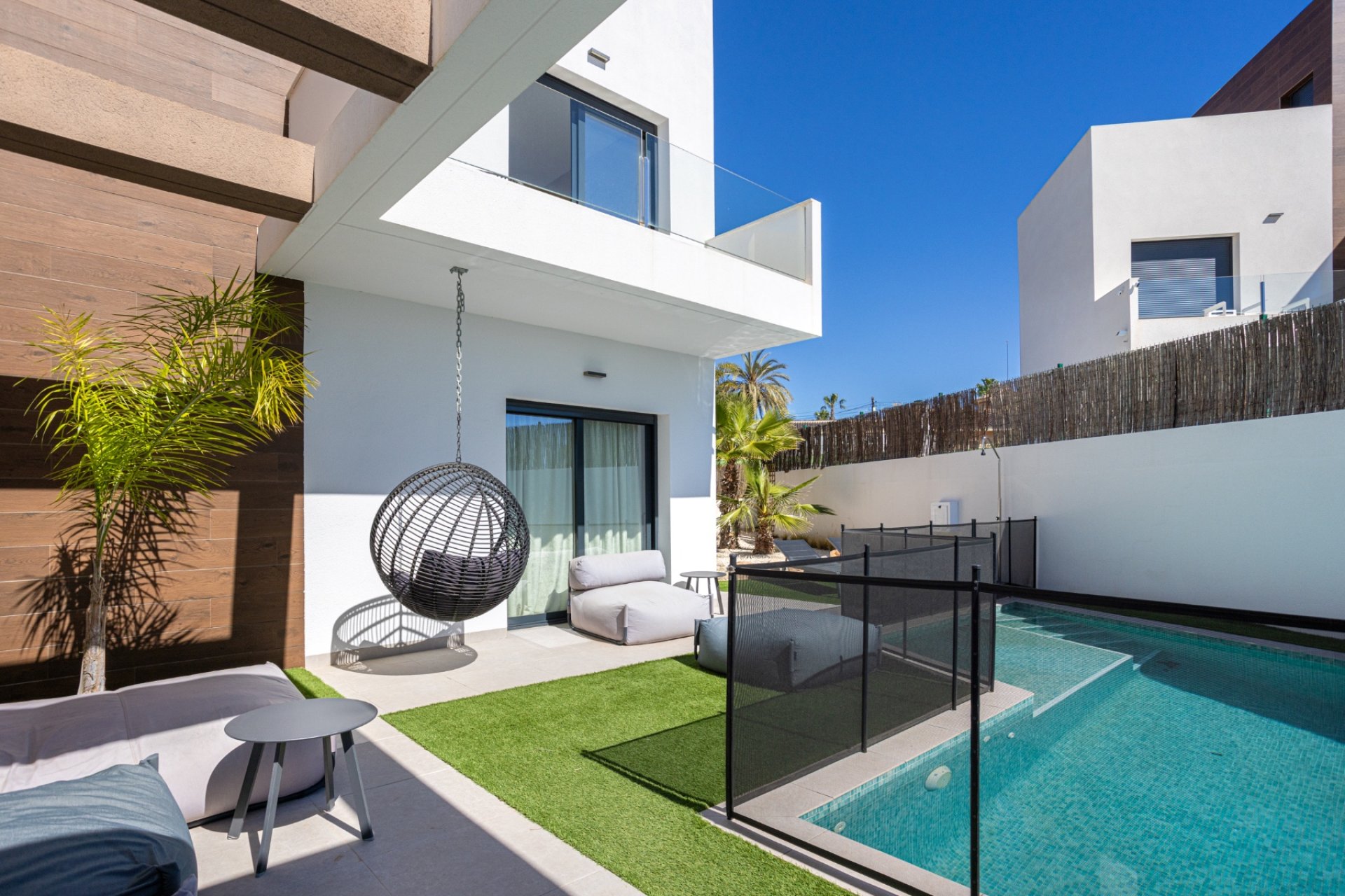 Villa moderna de 4 dormitorios con piscina privada y solárium en Ciudad Quesada