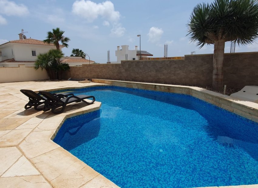 Villa moderna de 4 dormitorios con piscina privada y vistas a las salinas de Quesada