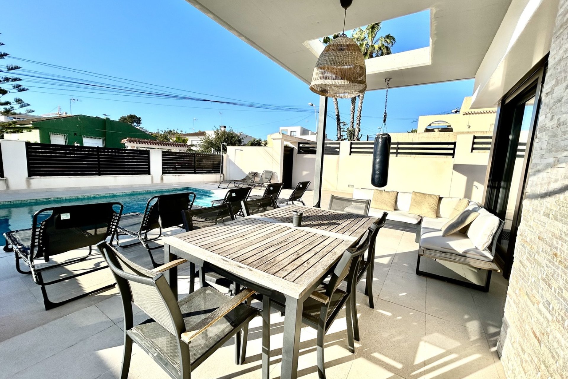 Villa moderna de lujo con piscina privada en Torrevieja
