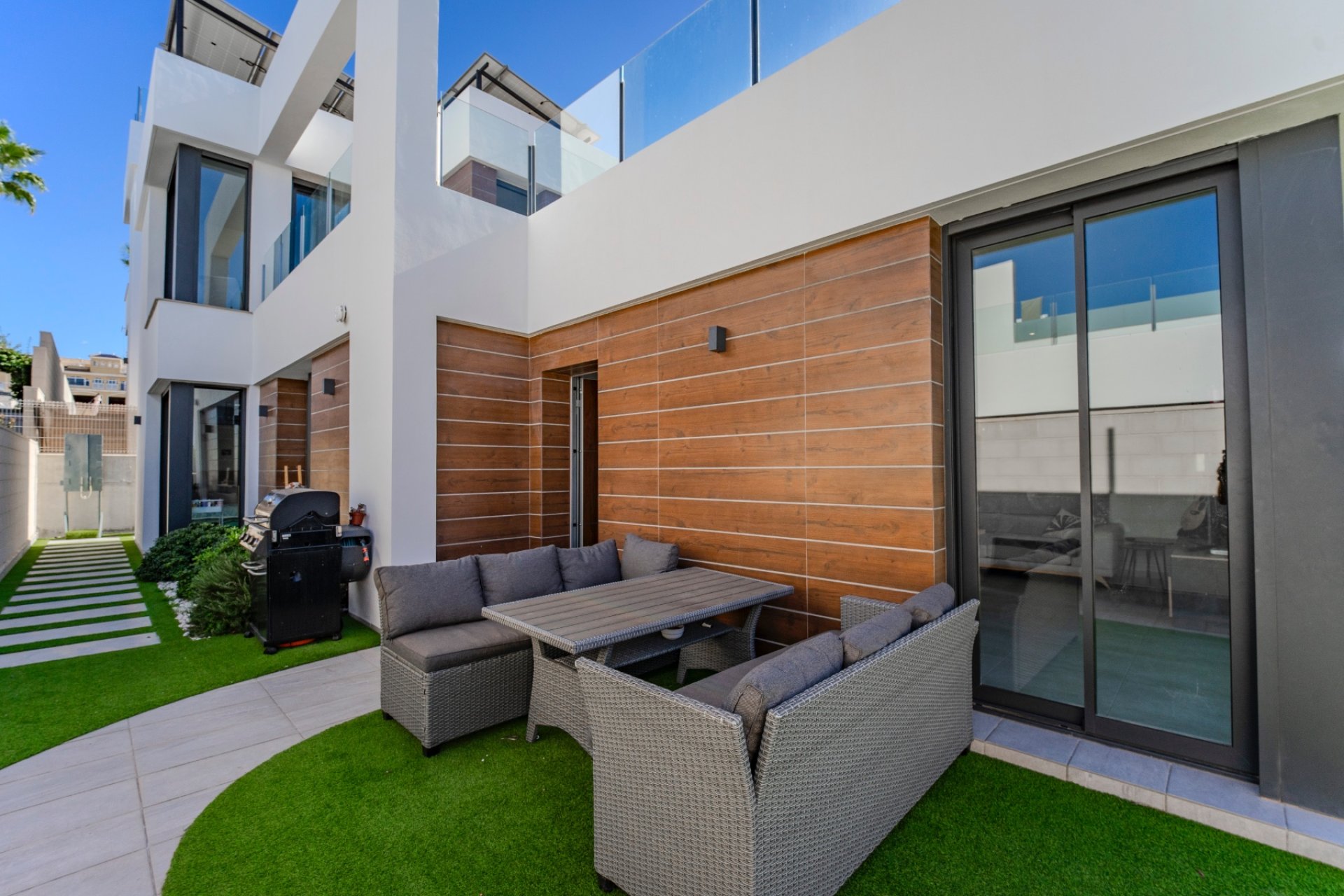 Villa moderna de lujo con piscina privada y solárium en venta en Benijófar