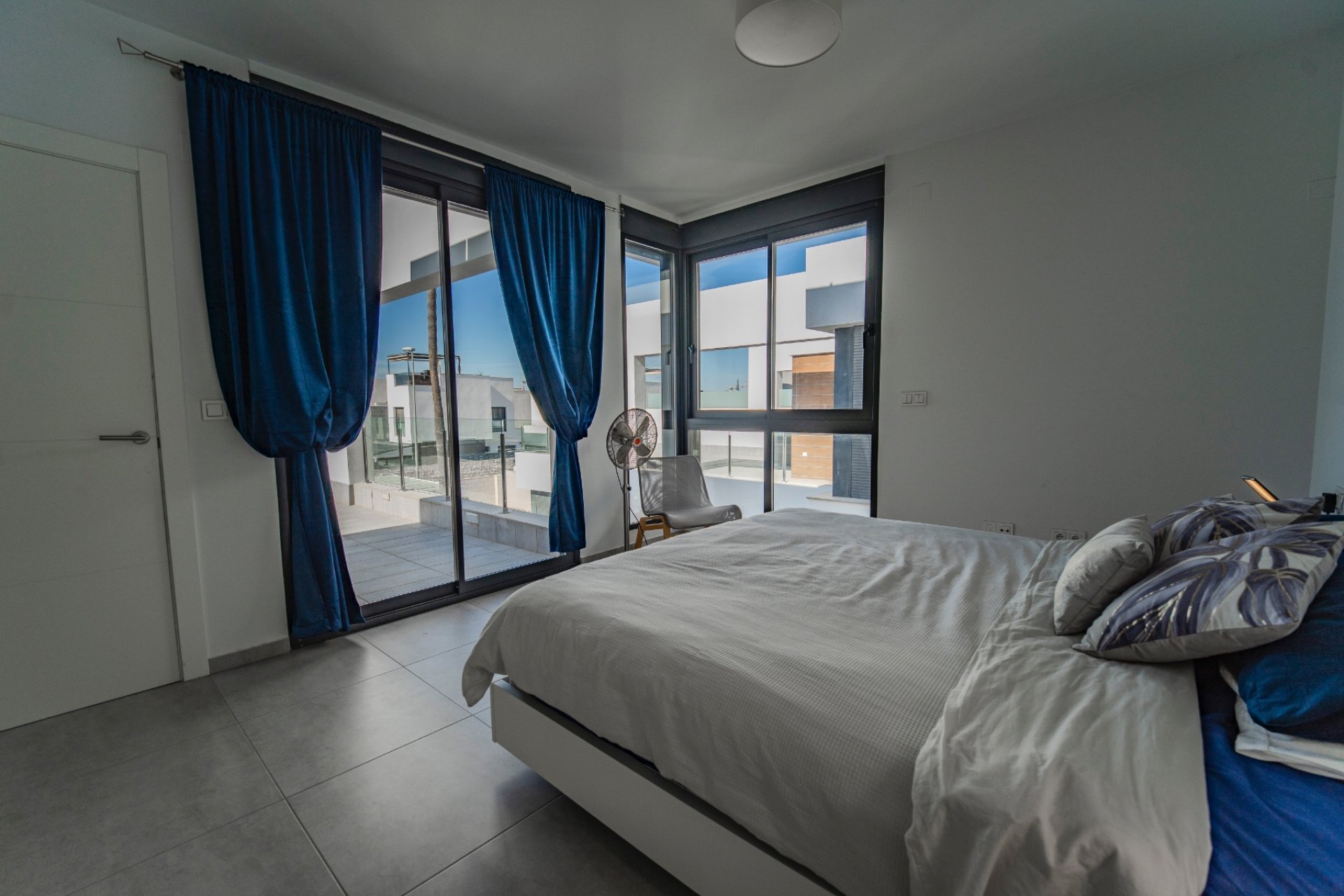 Villa moderna de lujo con piscina privada y solárium en venta en Benijófar