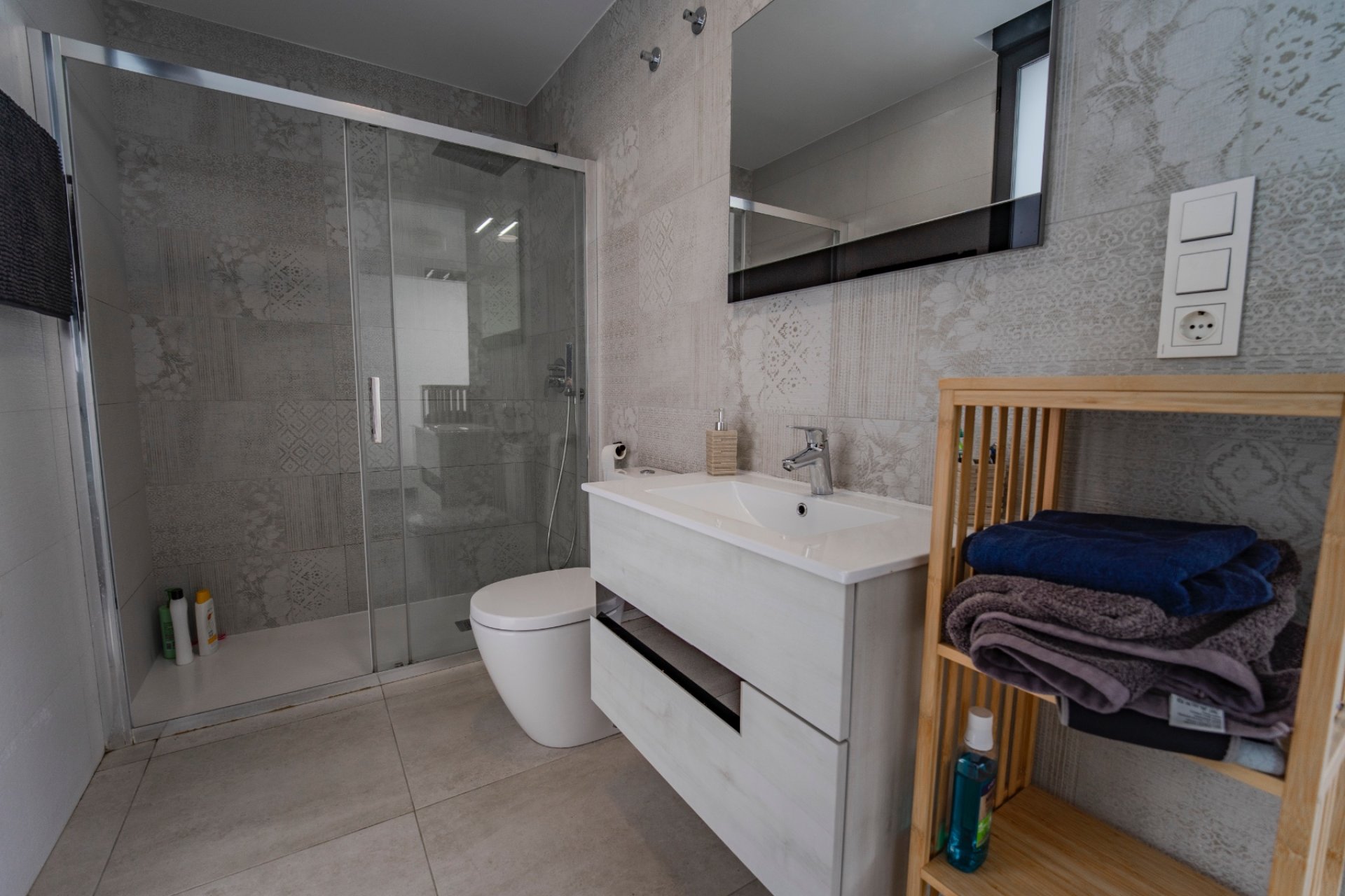 Villa moderna de lujo con piscina privada y solárium en venta en Benijófar