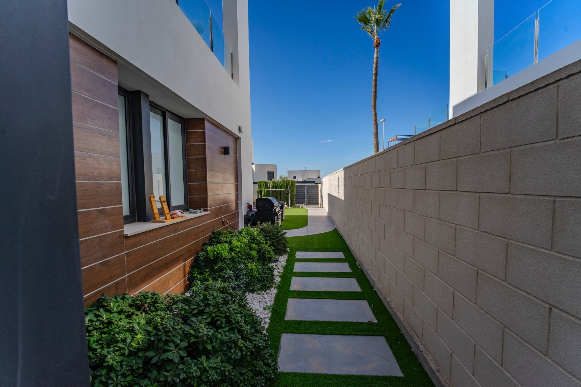 Villa moderna de lujo con piscina privada y solárium en venta en Benijófar