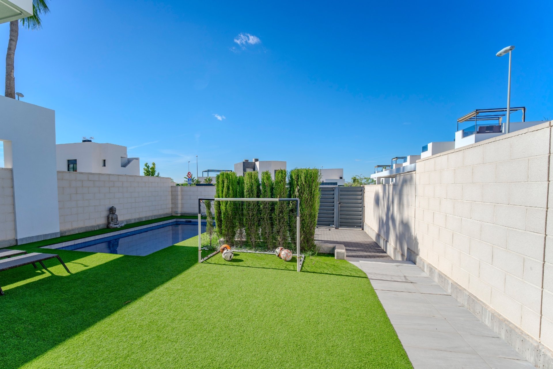 Villa moderna de lujo con piscina privada y solárium en venta en Benijófar
