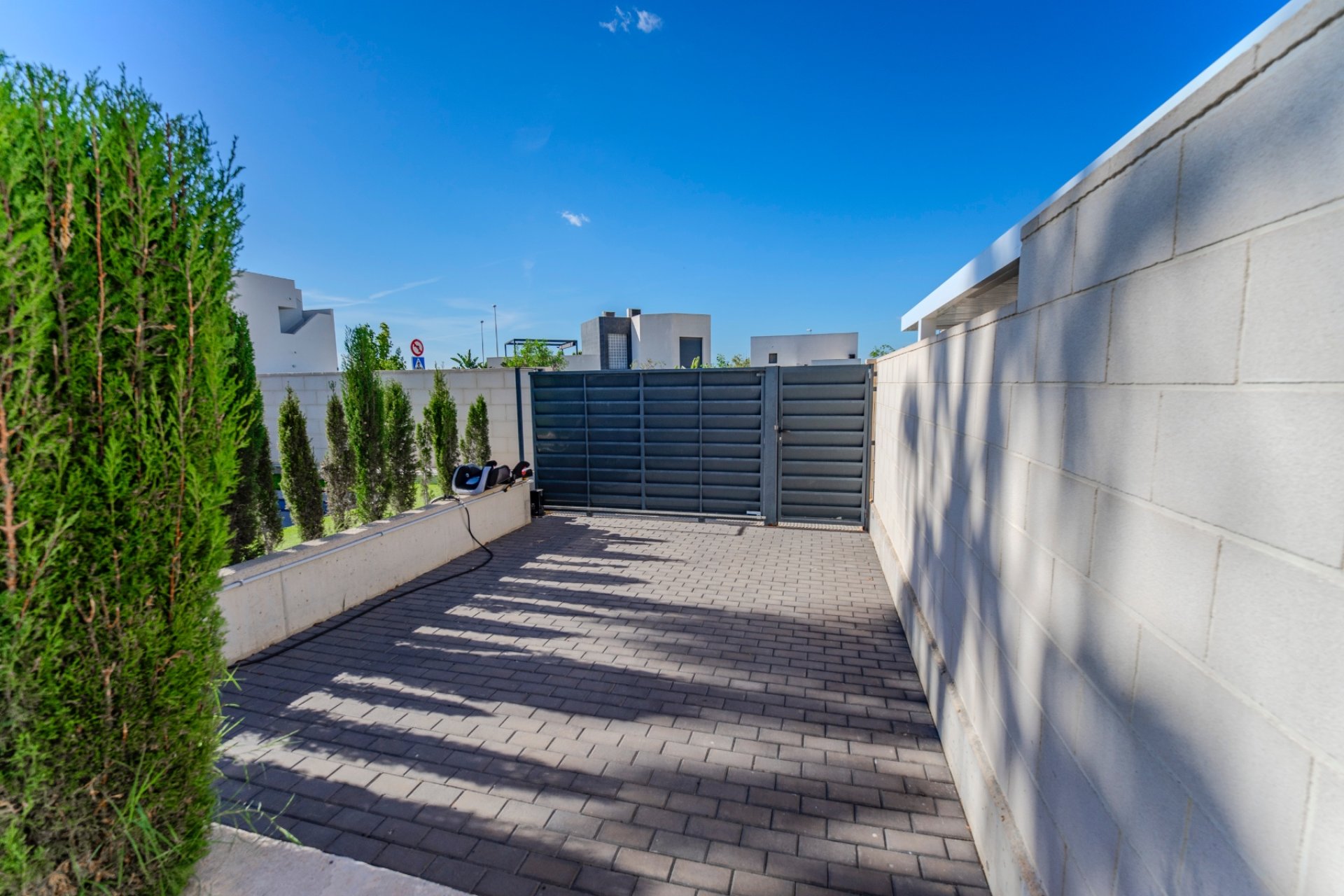 Villa moderna de lujo con piscina privada y solárium en venta en Benijófar