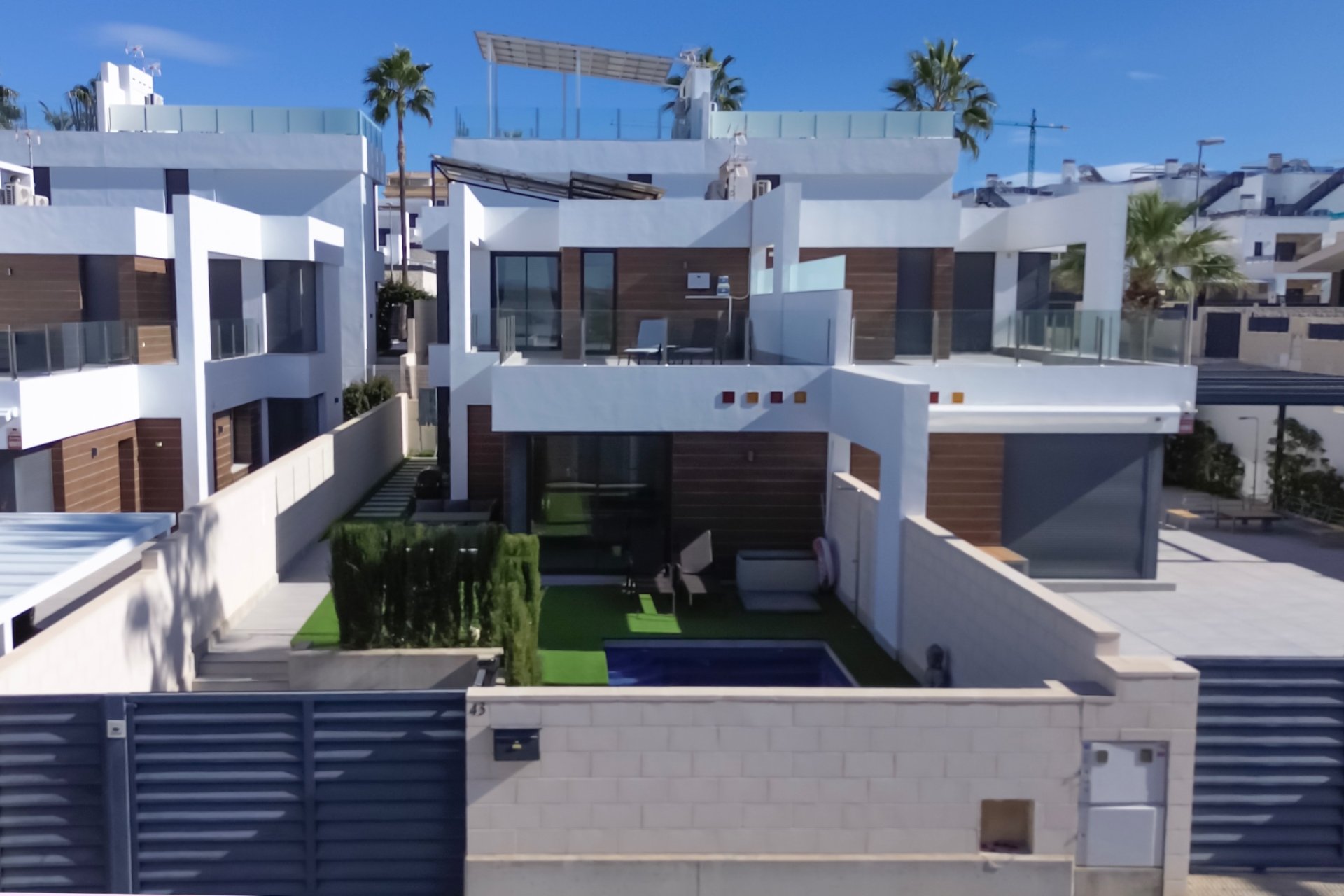 Villa moderna de lujo con piscina privada y solárium en venta en Benijófar