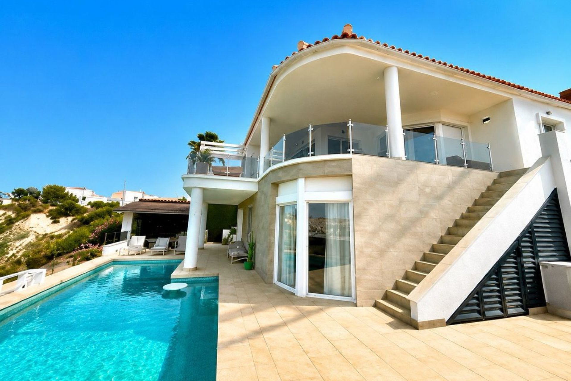Villa moderna de lujo con vistas al campo de golf y a las montañas en Ciudad Quesada