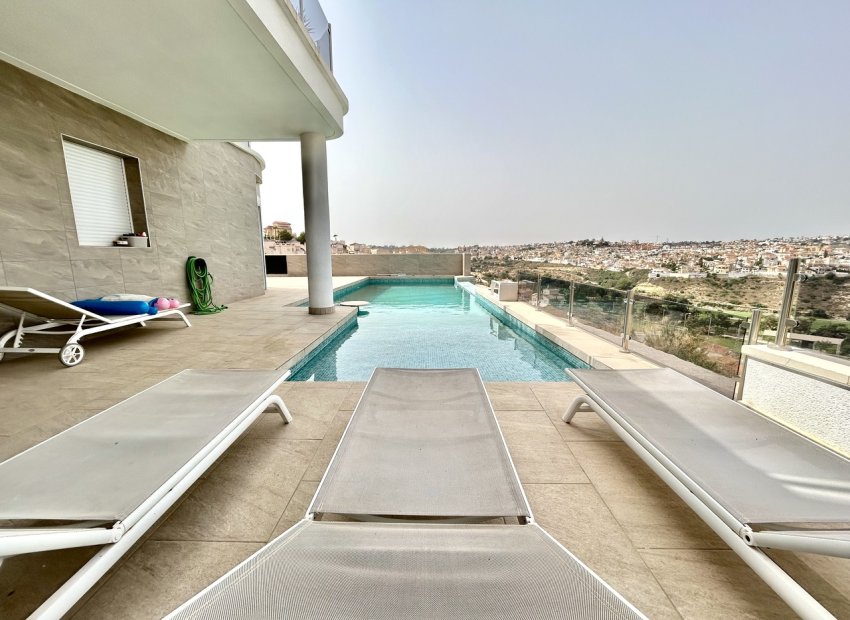 Villa moderna de lujo con vistas al campo de golf y a las montañas en Ciudad Quesada