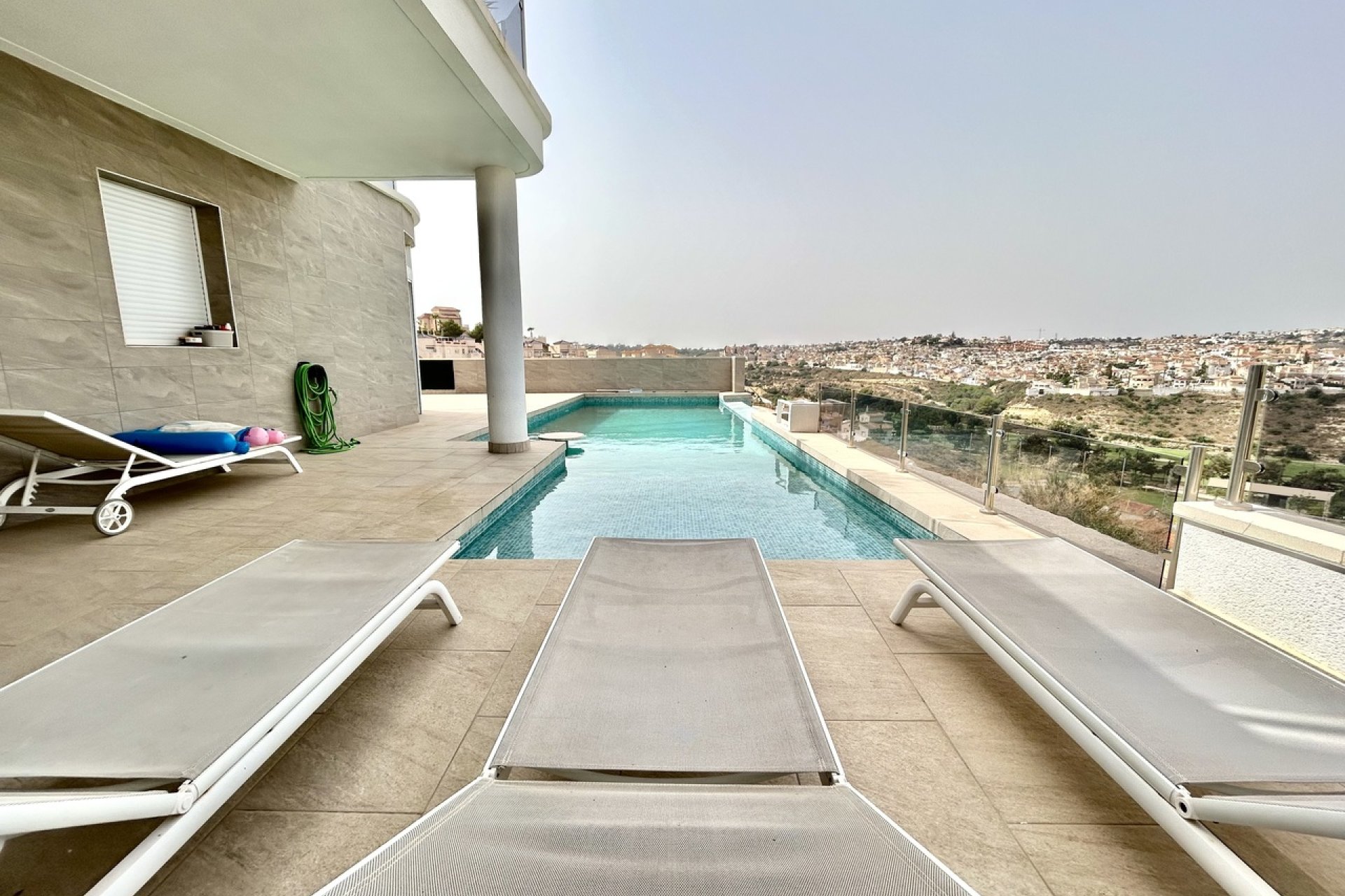 Villa moderna de lujo con vistas al campo de golf y a las montañas en Ciudad Quesada