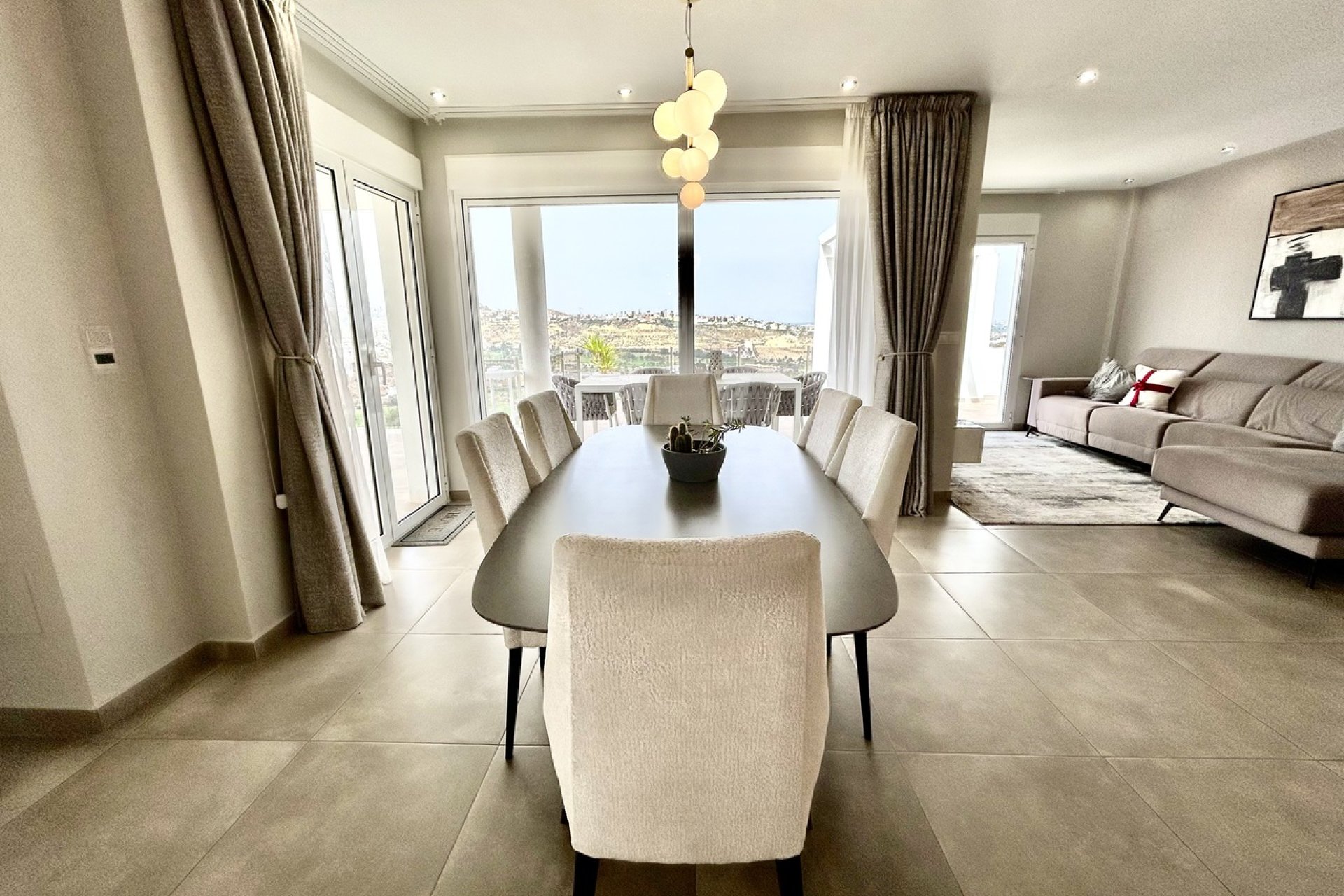 Villa moderna de lujo con vistas al campo de golf y a las montañas en Ciudad Quesada