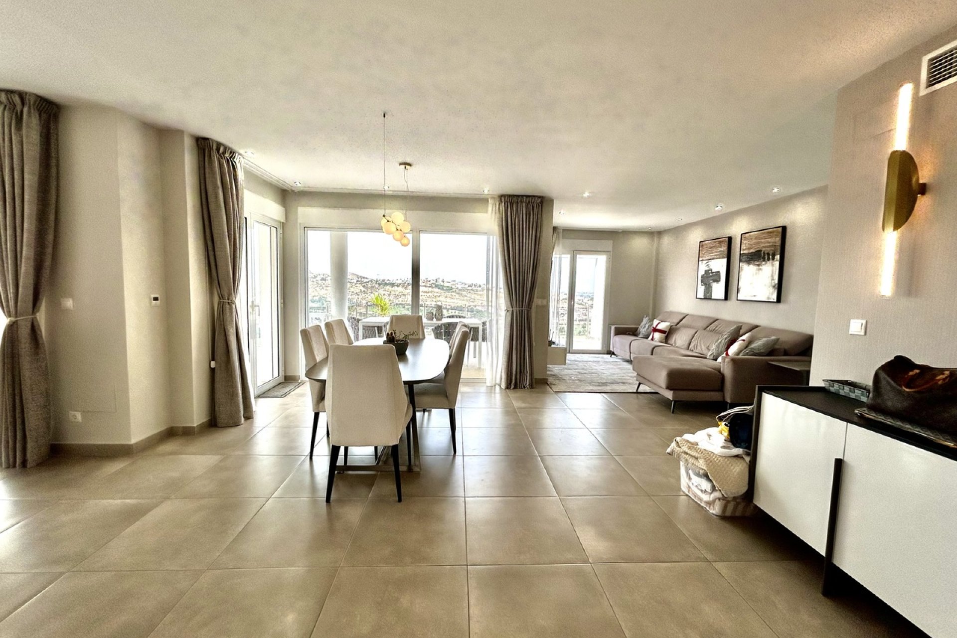 Villa moderna de lujo con vistas al campo de golf y a las montañas en Ciudad Quesada