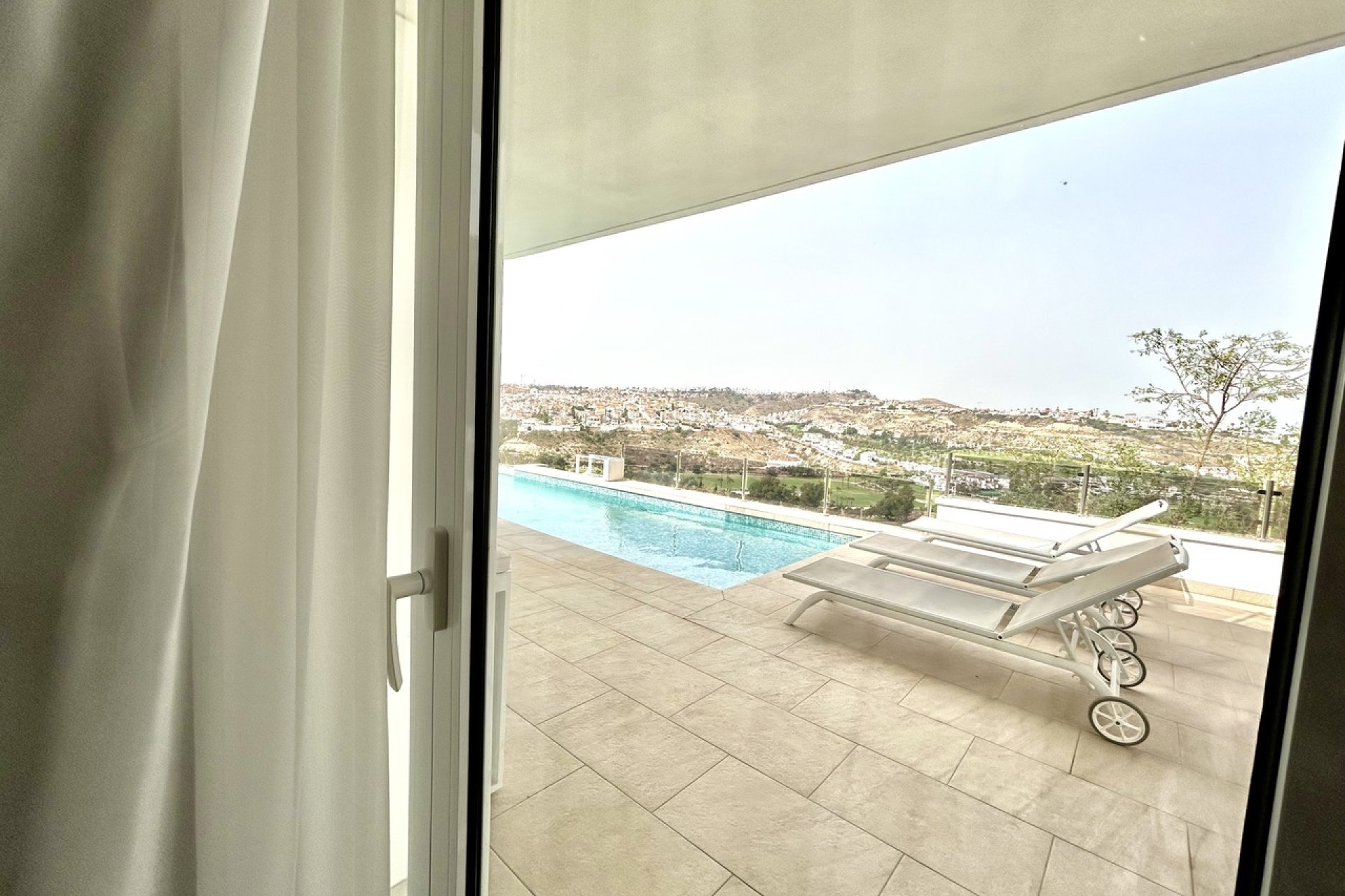Villa moderna de lujo con vistas al campo de golf y a las montañas en Ciudad Quesada