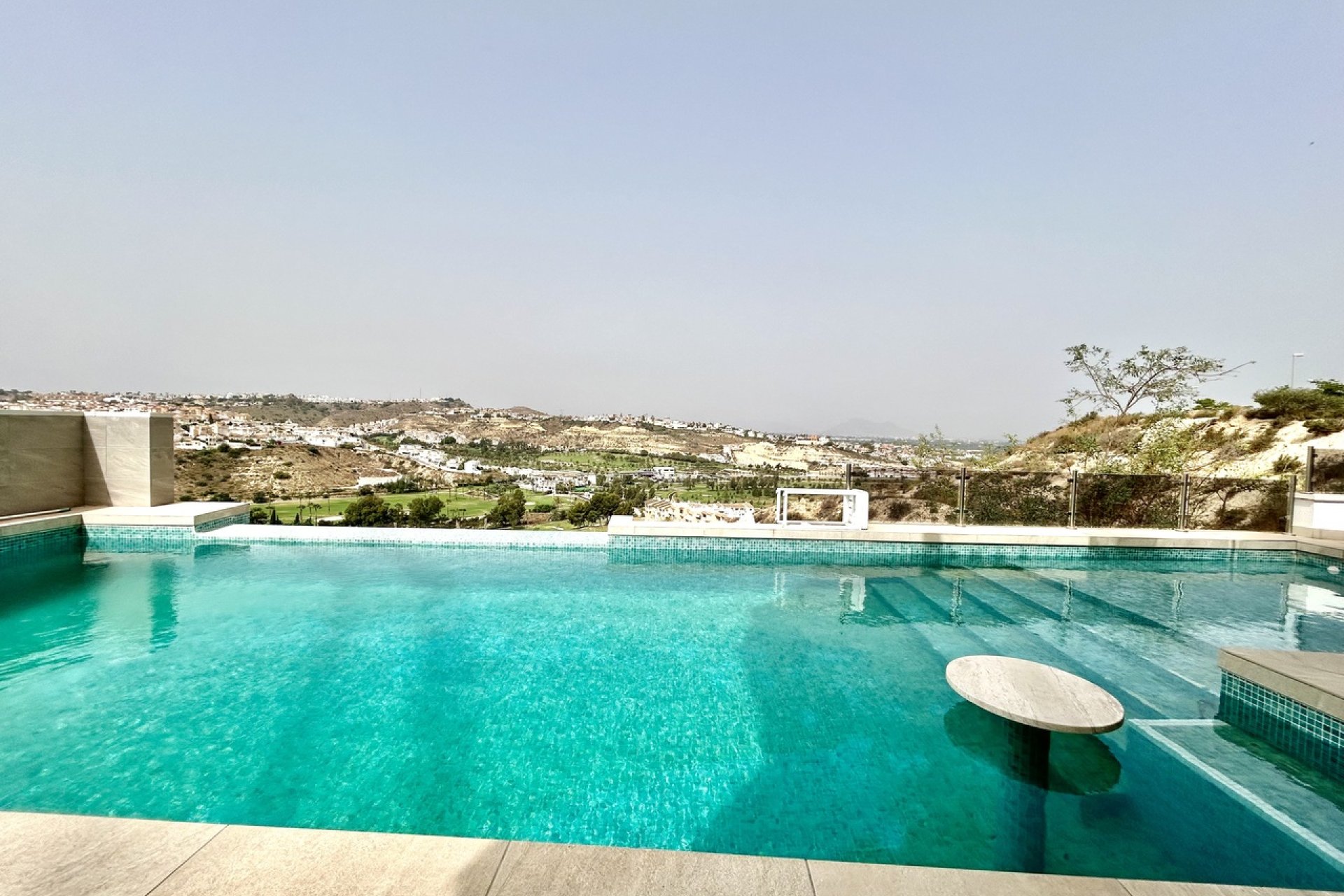 Villa moderna de lujo con vistas al campo de golf y a las montañas en Ciudad Quesada