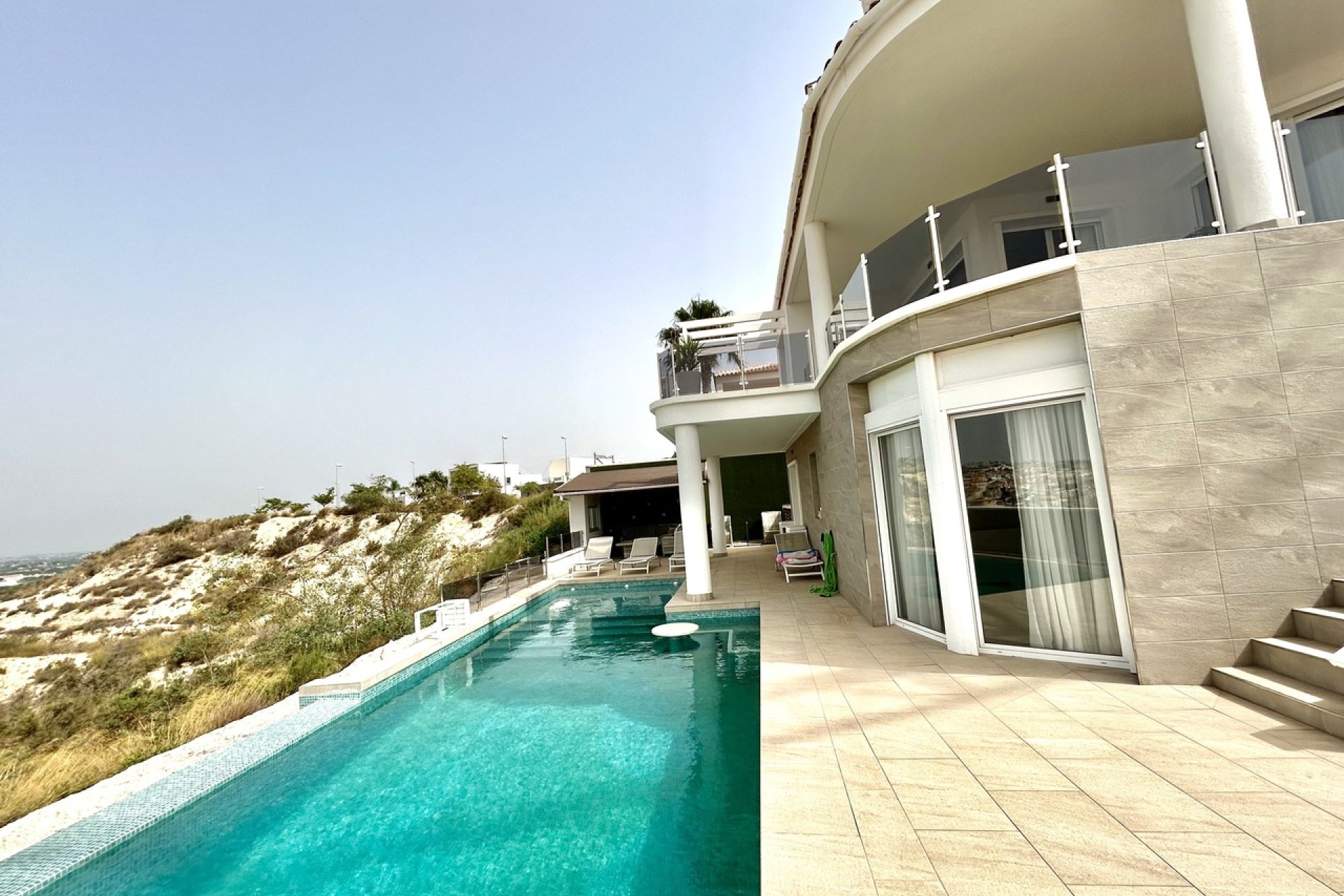 Villa moderna de lujo con vistas al campo de golf y a las montañas en Ciudad Quesada
