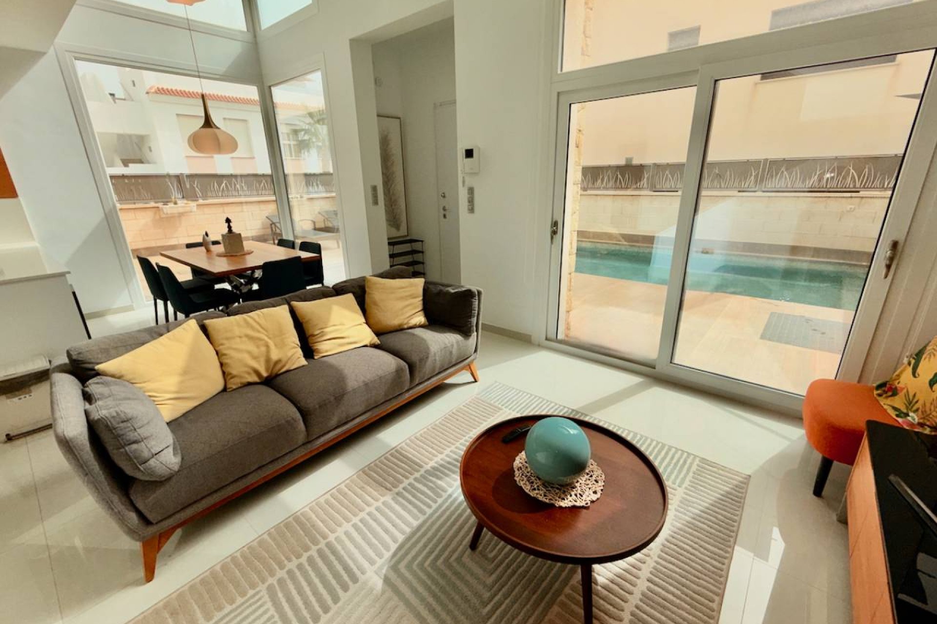 Villa moderna de nueva construcción con piscina privada y solárium en Ciudad Quesada