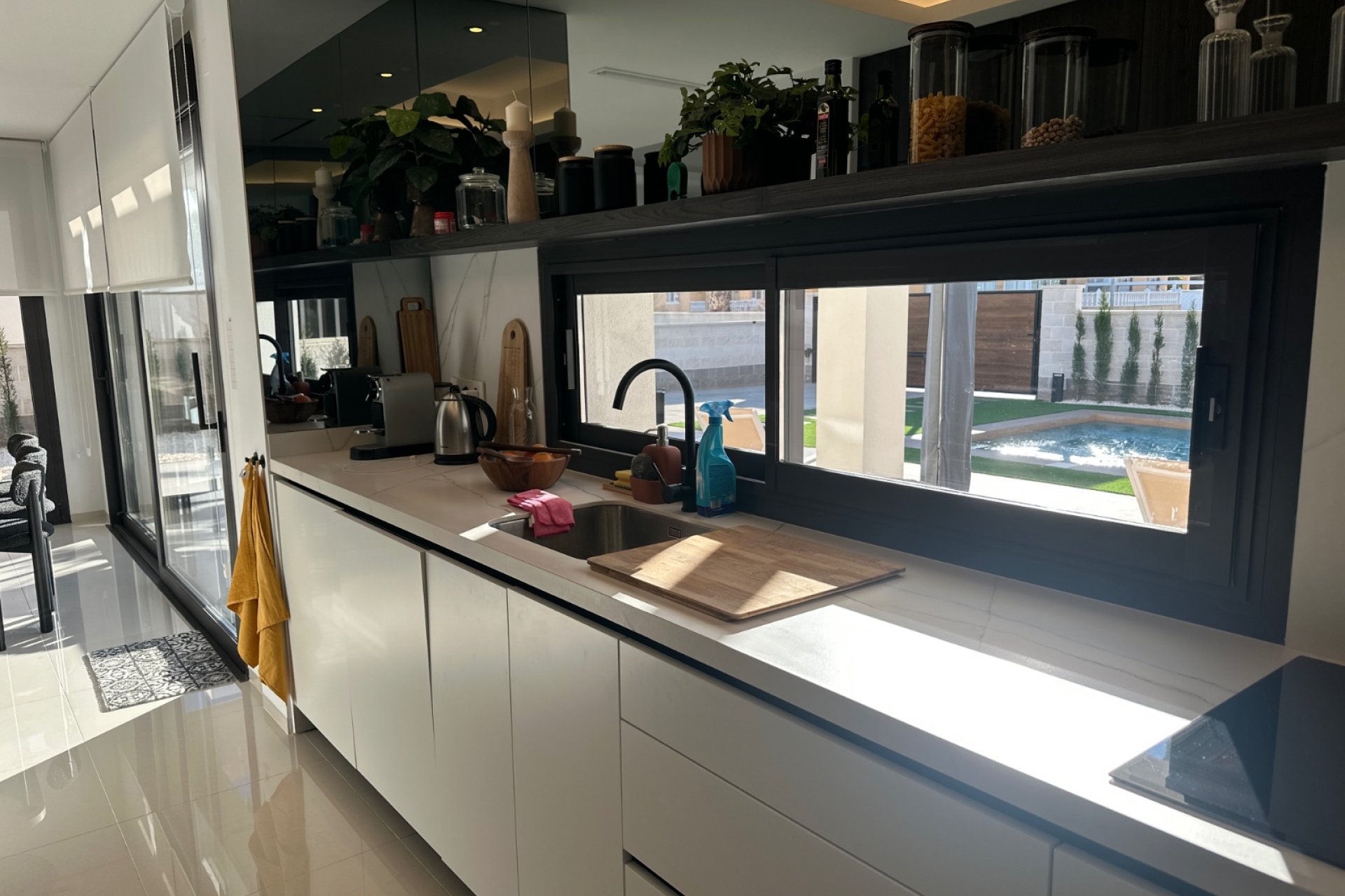 Villa moderna de una sola planta con piscina privada y solárium en Ciudad Quesada