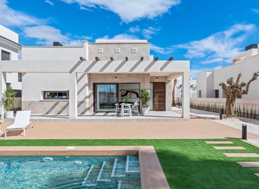 Villa moderna de una sola planta con piscina privada y solárium en Ciudad Quesada