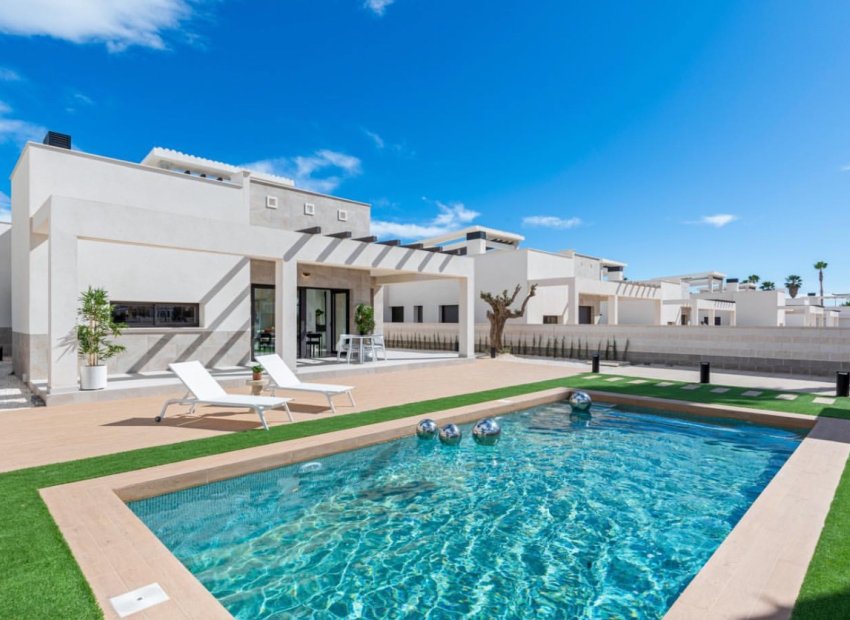 Villa moderna de una sola planta con piscina privada y solárium en Ciudad Quesada