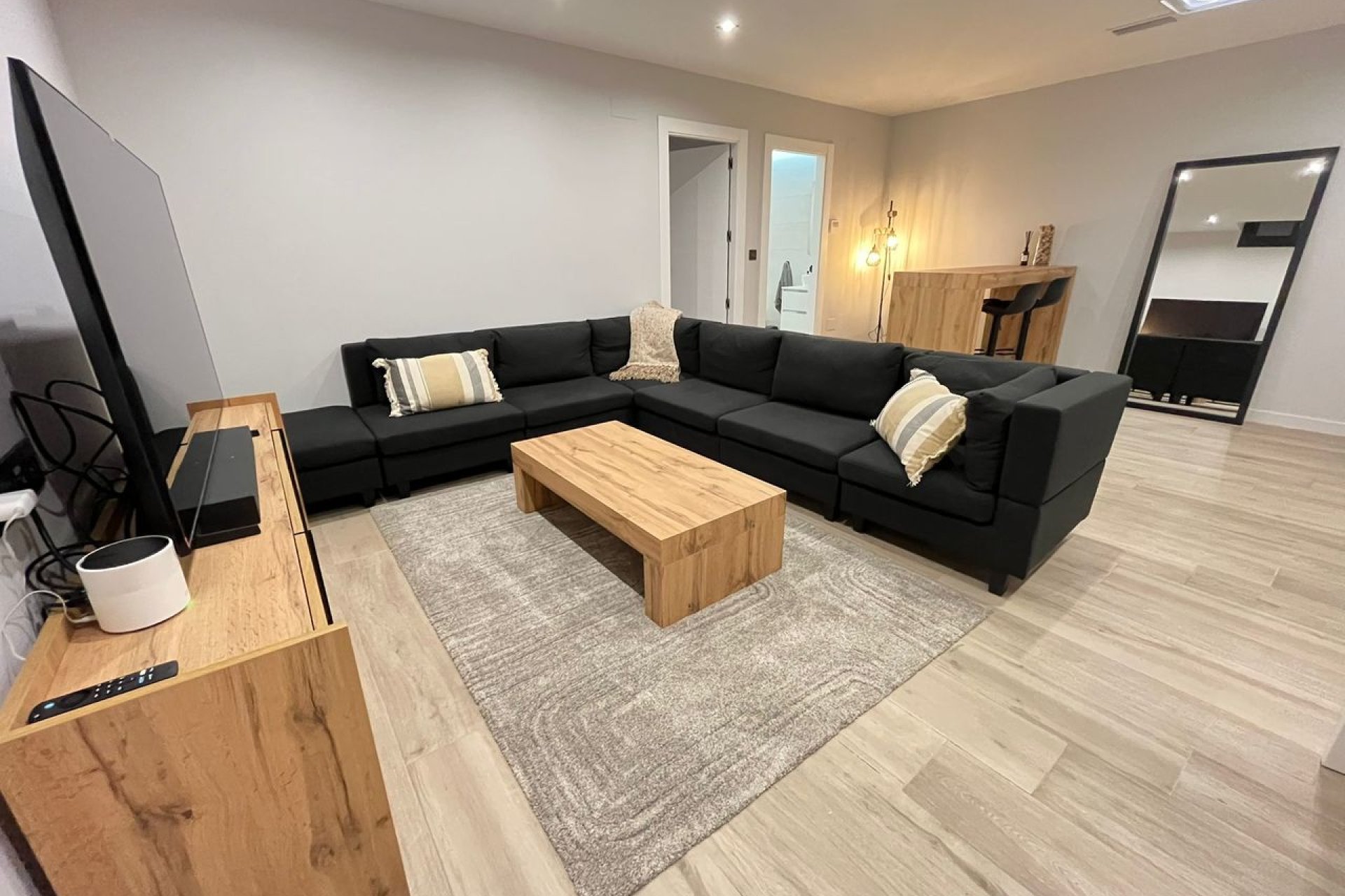 Villa moderna en Punta Prima con piscina privada y terraza en la azotea