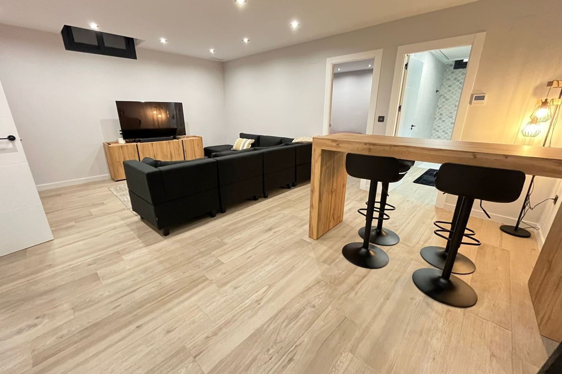 Villa moderna en Punta Prima con piscina privada y terraza en la azotea