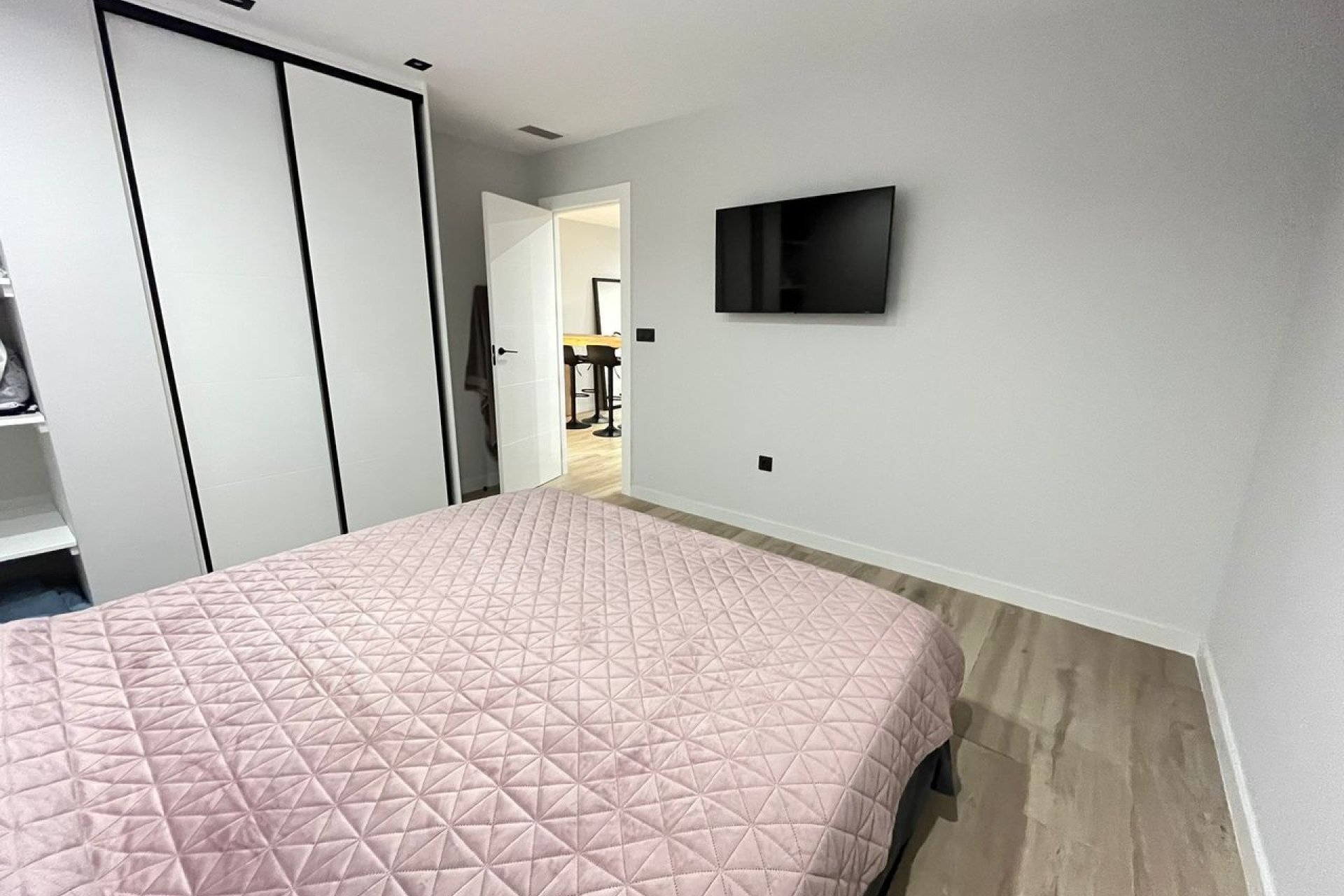 Villa moderna en Punta Prima con piscina privada y terraza en la azotea