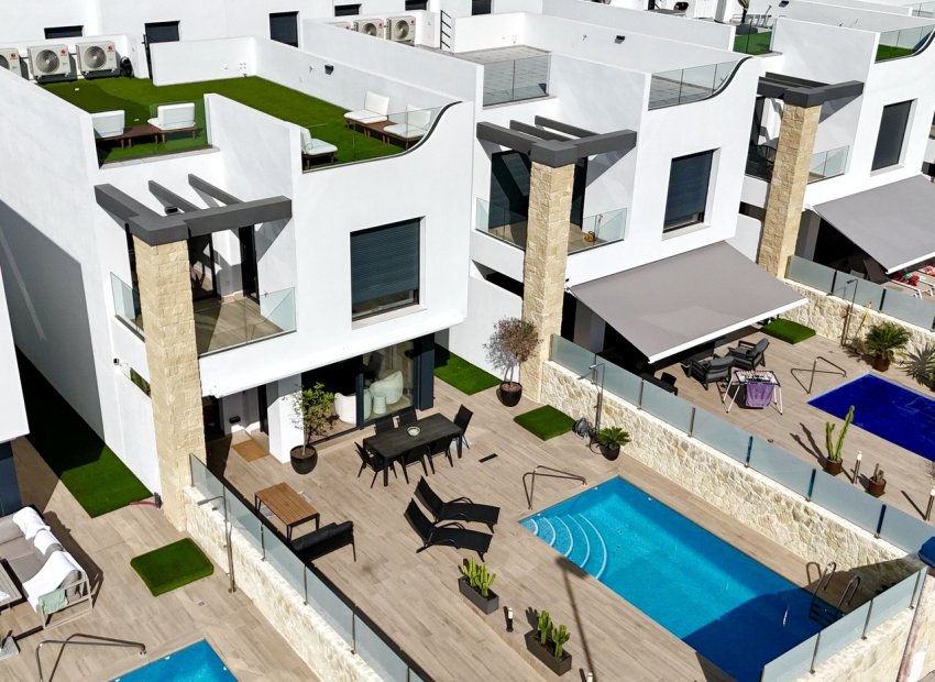 Villa moderna en Punta Prima con piscina privada y terraza en la azotea