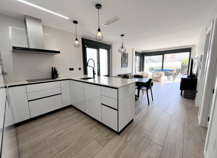 Villa moderna en Punta Prima con piscina privada y terraza en la azotea