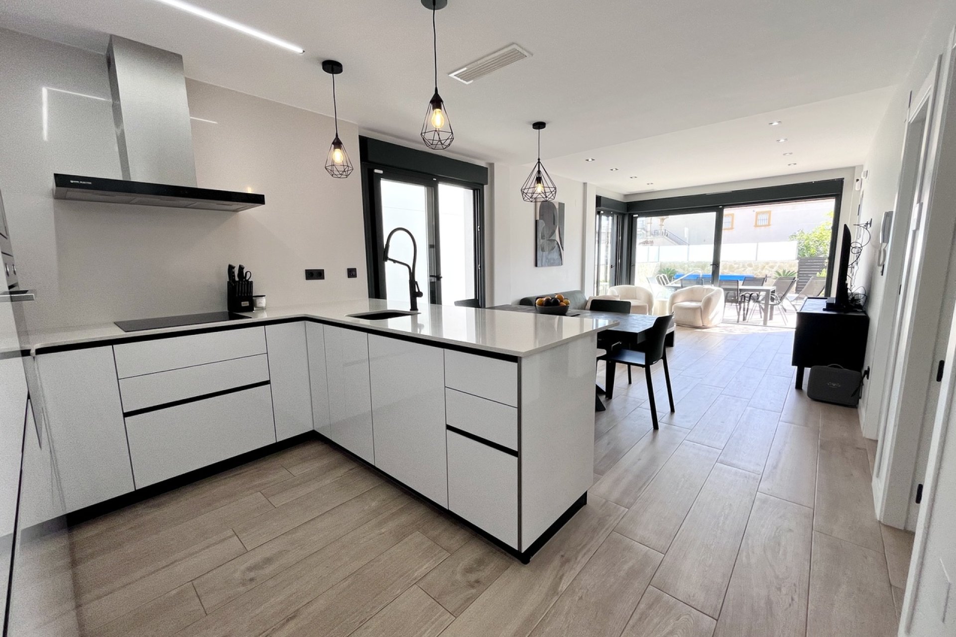 Villa moderna en Punta Prima con piscina privada y terraza en la azotea