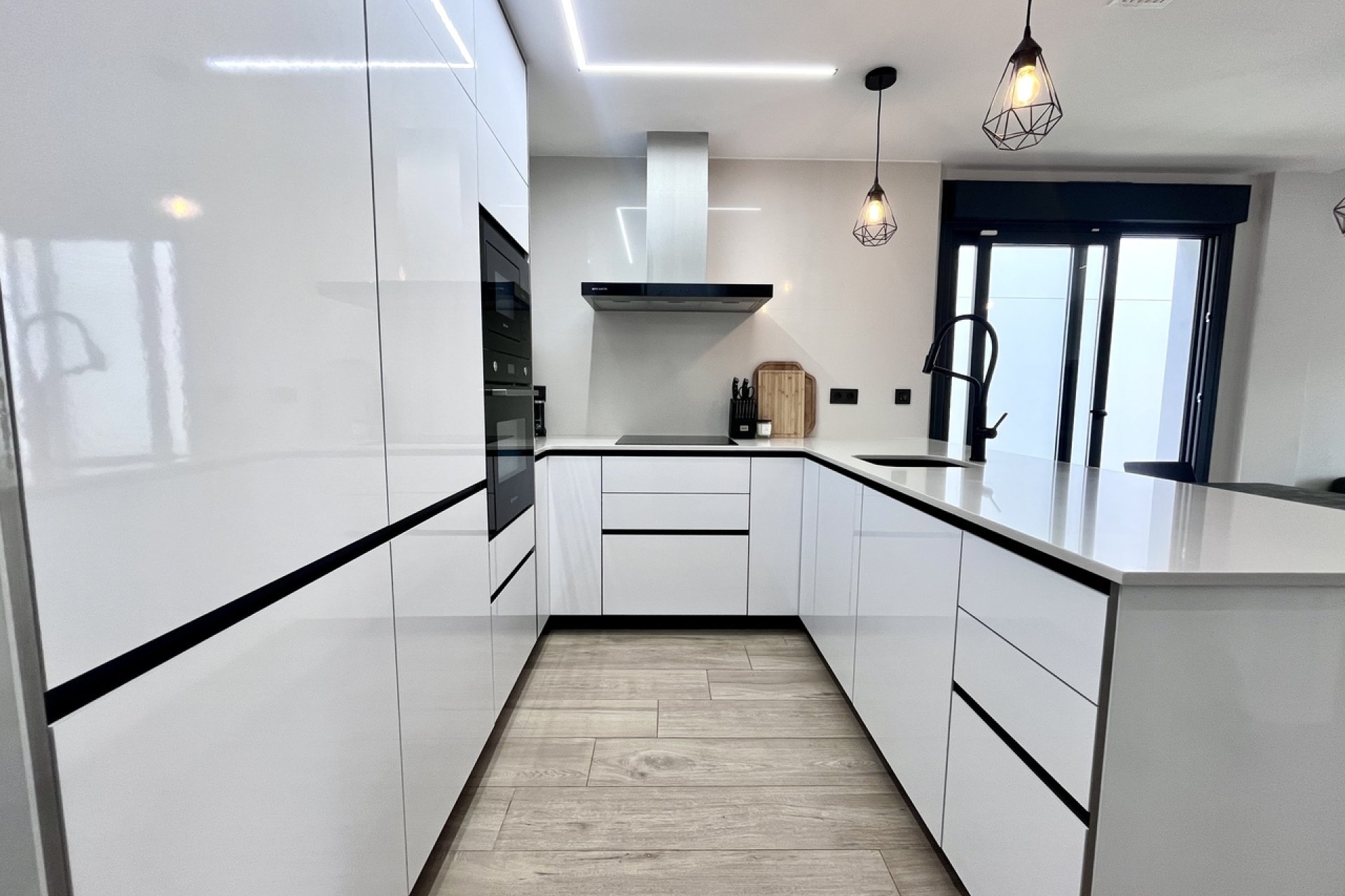 Villa moderna en Punta Prima con piscina privada y terraza en la azotea