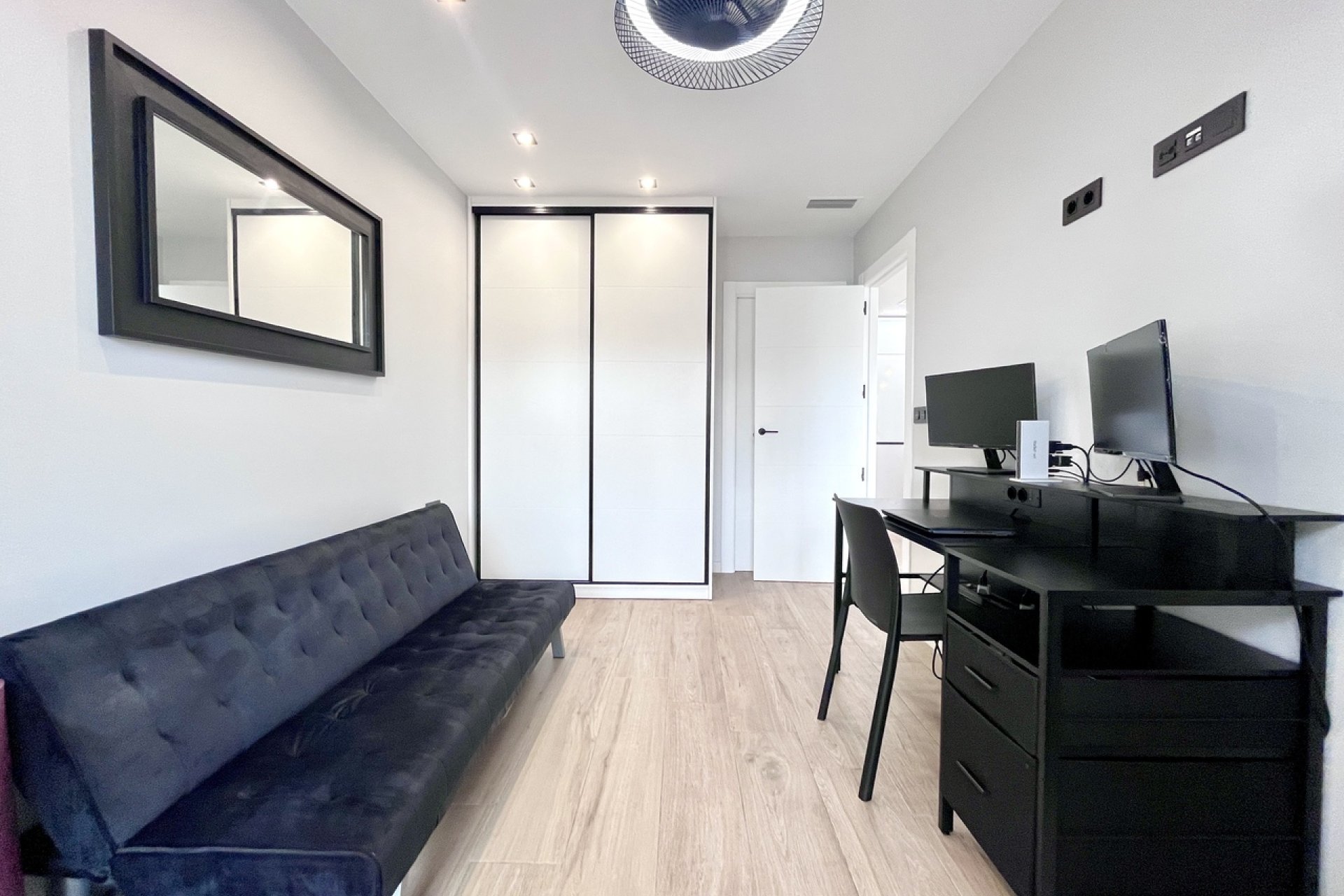 Villa moderna en Punta Prima con piscina privada y terraza en la azotea