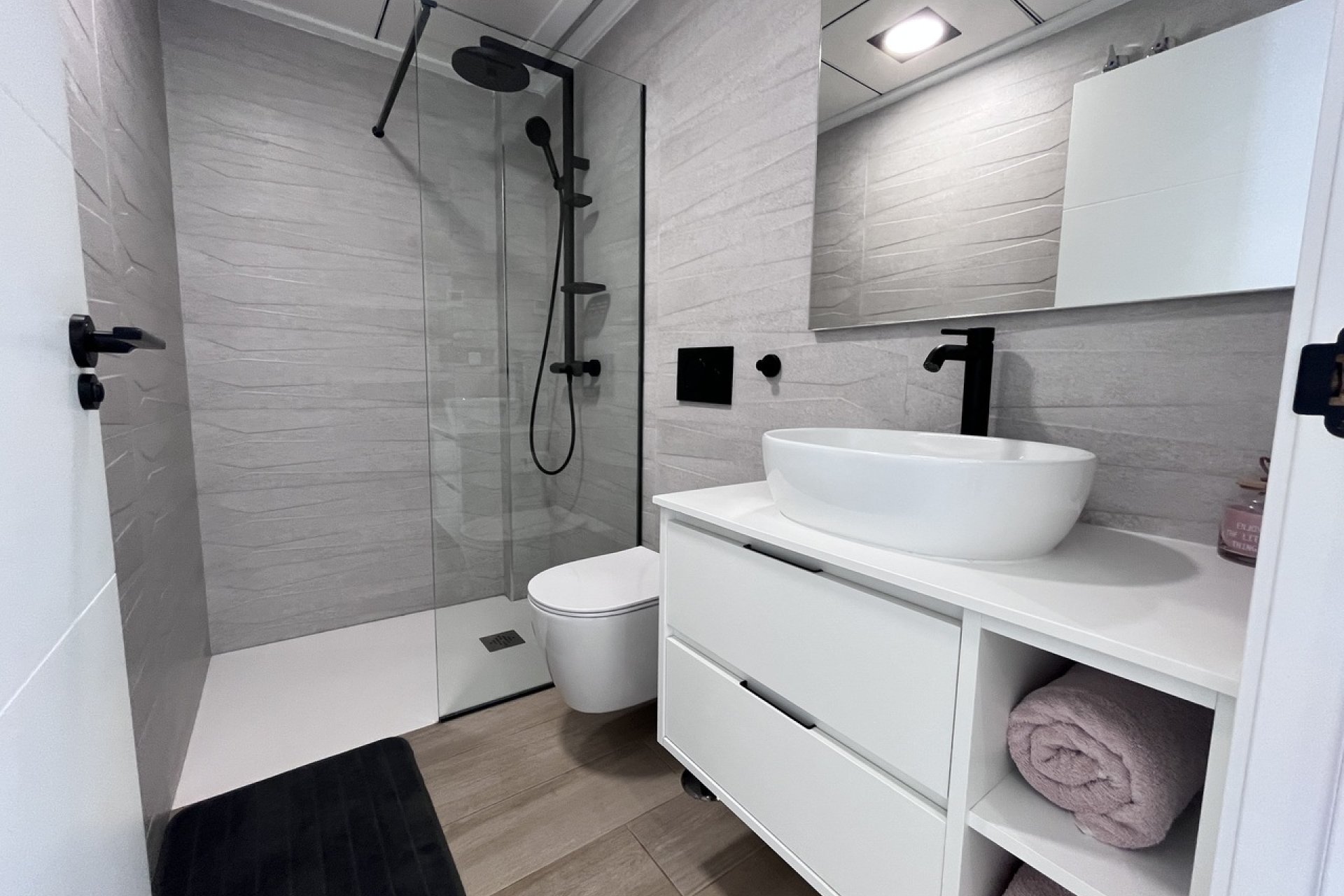 Villa moderna en Punta Prima con piscina privada y terraza en la azotea