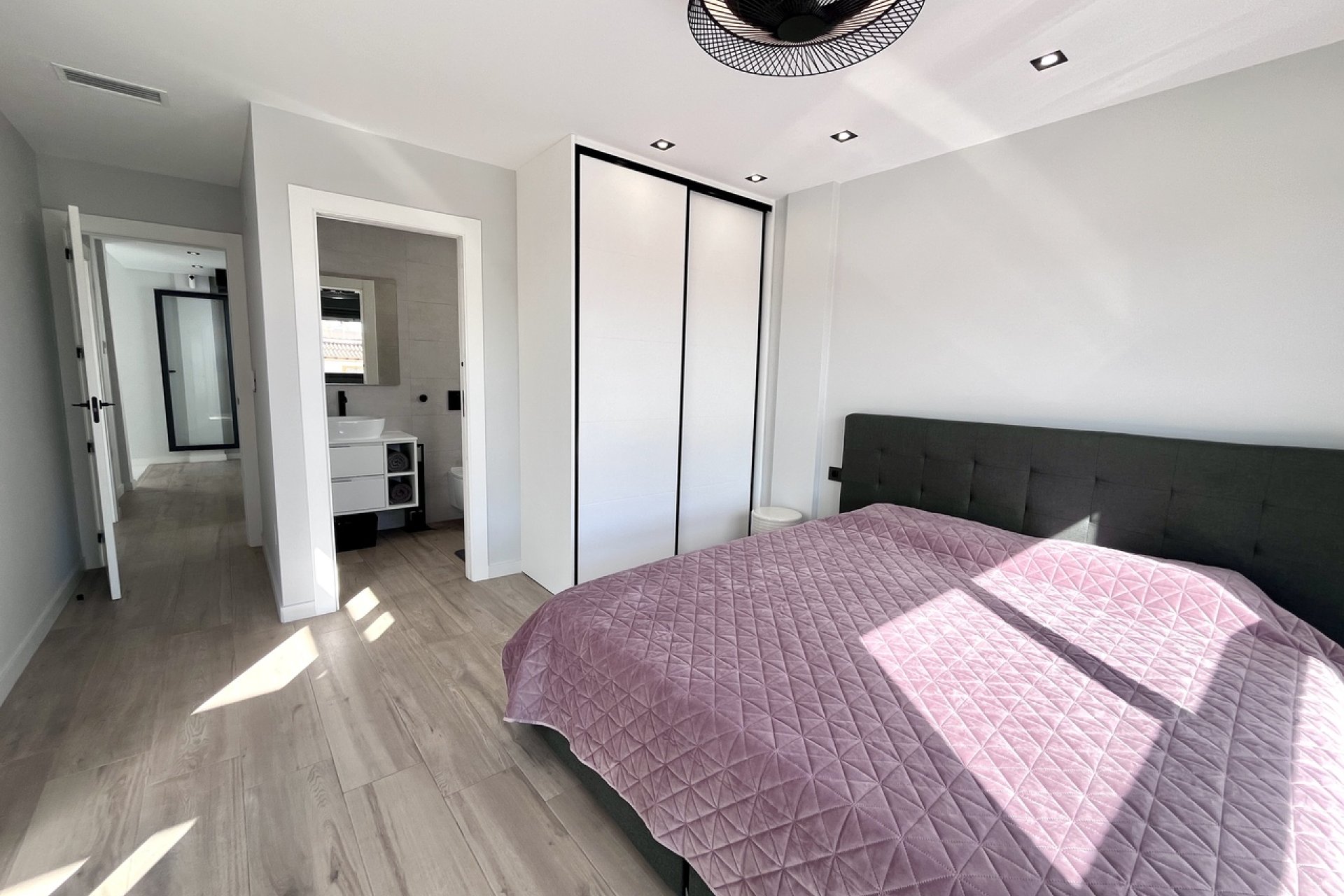 Villa moderna en Punta Prima con piscina privada y terraza en la azotea