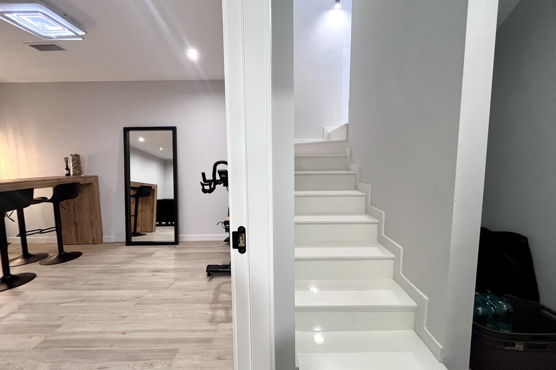 Villa moderna en Punta Prima con piscina privada y terraza en la azotea