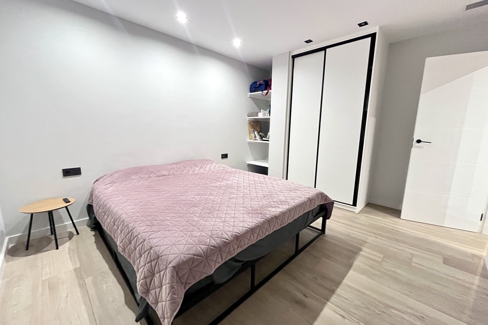 Villa moderna en Punta Prima con piscina privada y terraza en la azotea