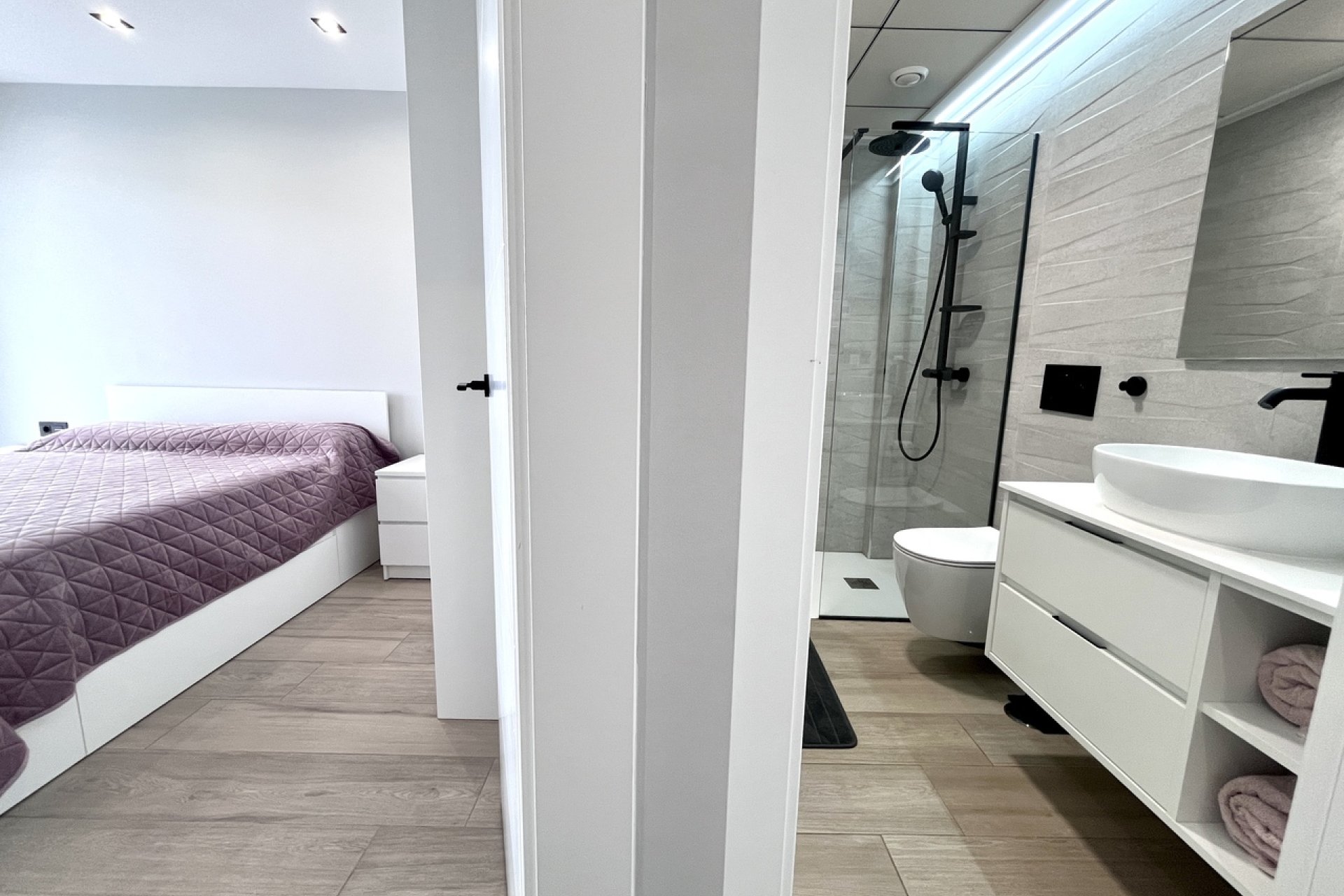Villa moderna en Punta Prima con piscina privada y terraza en la azotea