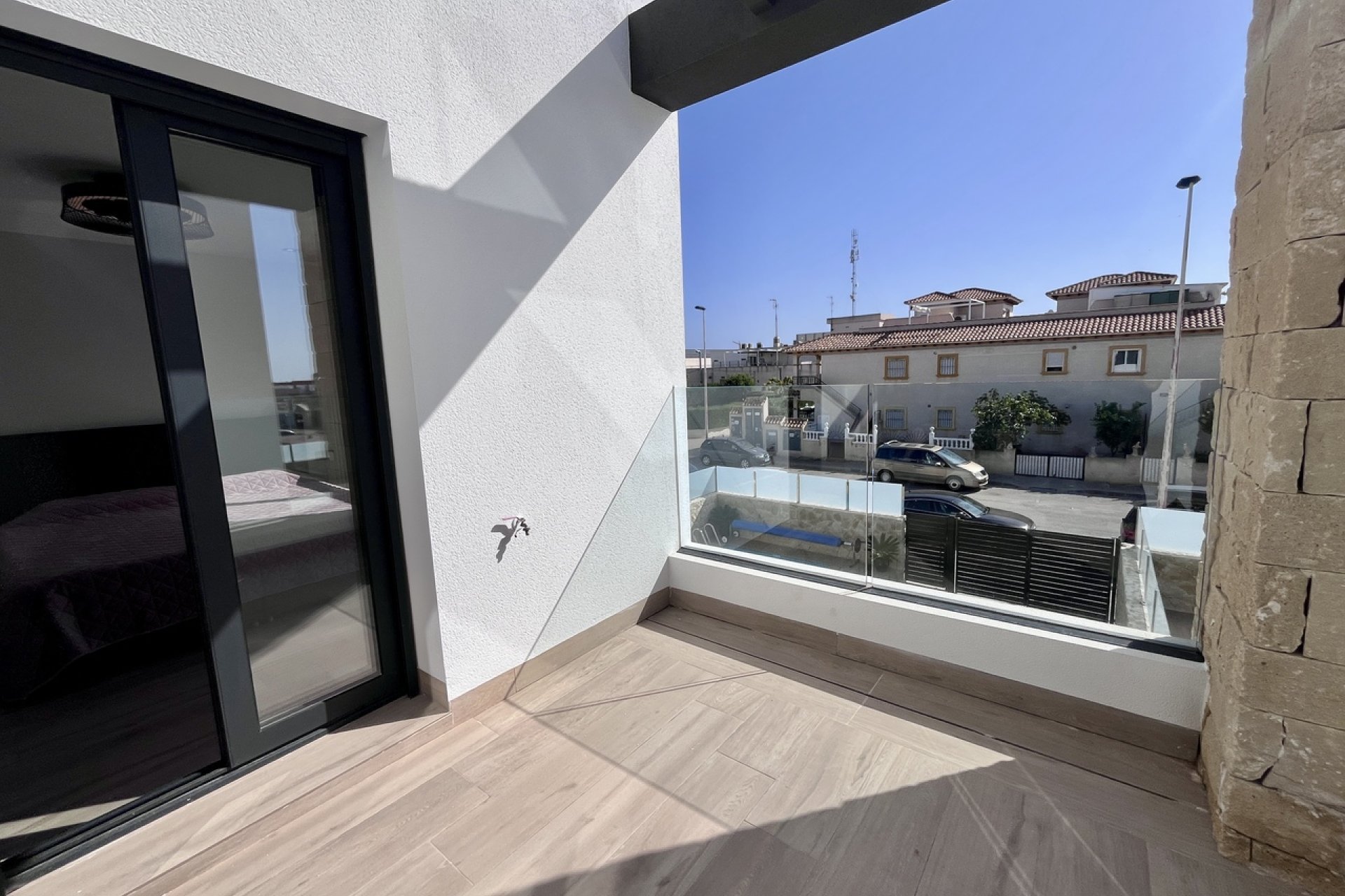 Villa moderna en Punta Prima con piscina privada y terraza en la azotea