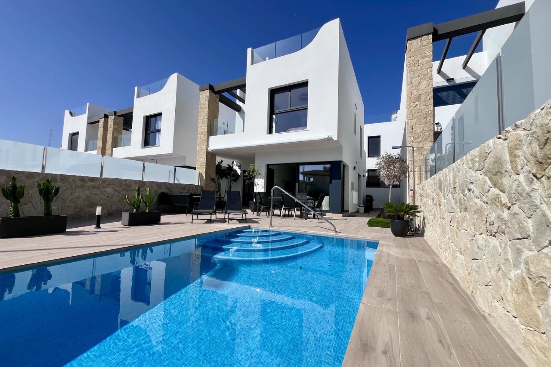 Villa moderna en Punta Prima con piscina privada y terraza en la azotea
