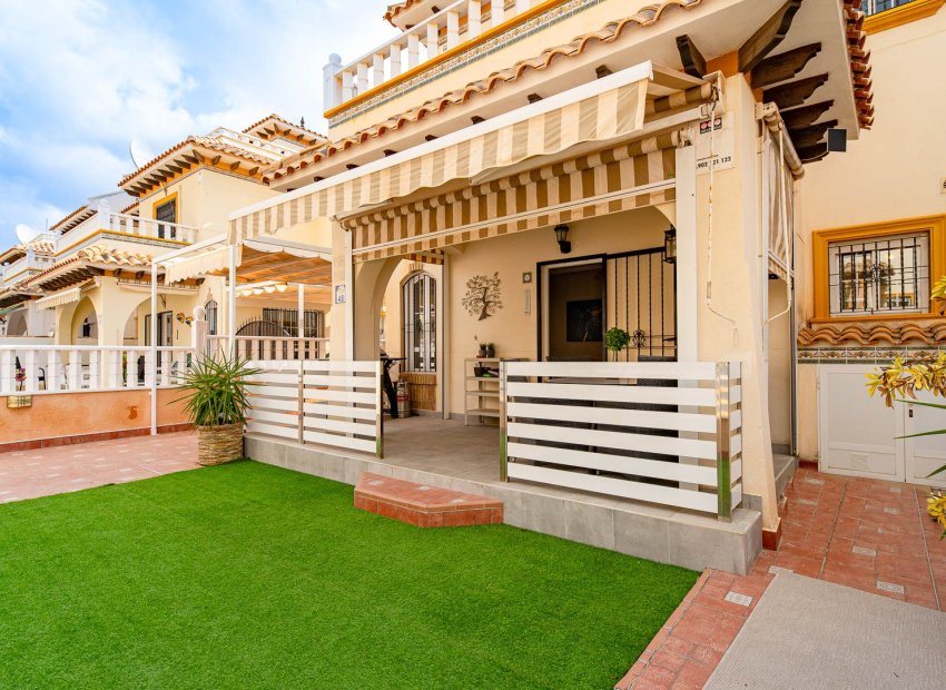 Villa quatro con solárium y piscina en Lomas de Cabo Roig