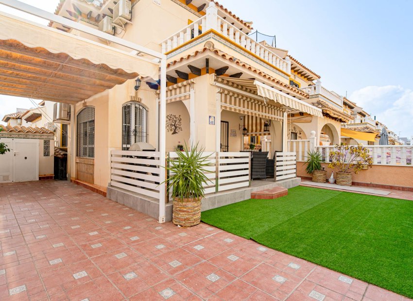 Villa quatro con solárium y piscina en Lomas de Cabo Roig