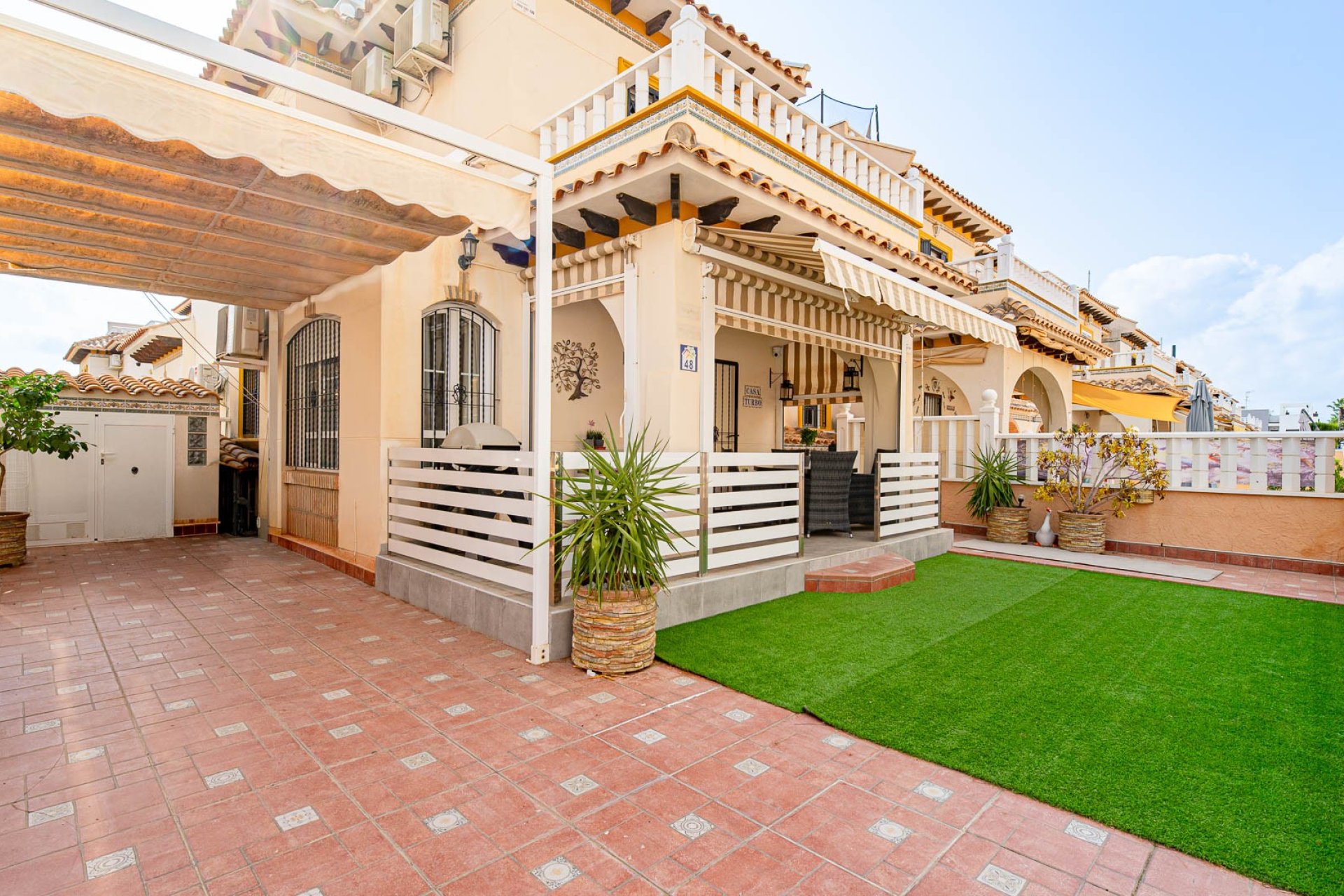 Villa quatro con solárium y piscina en Lomas de Cabo Roig