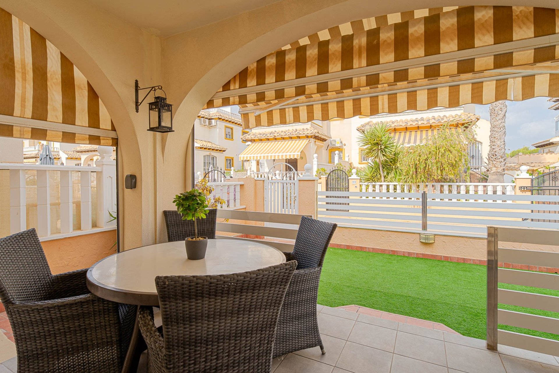 Villa quatro con solárium y piscina en Lomas de Cabo Roig