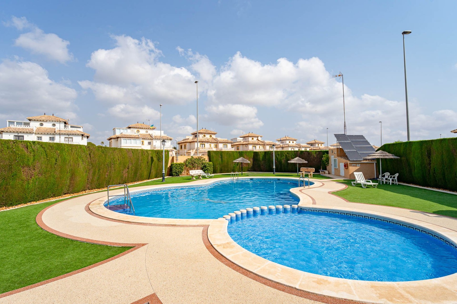 Villa quatro con solárium y piscina en Lomas de Cabo Roig
