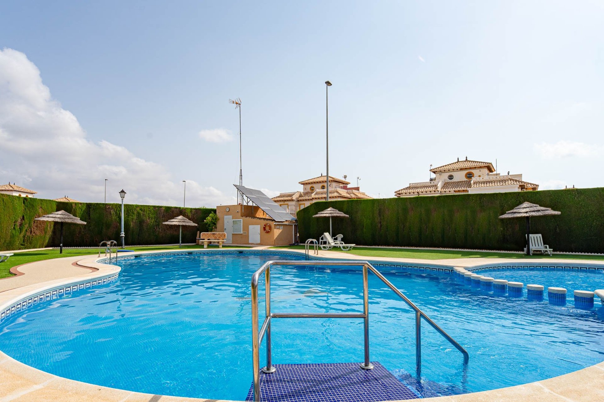 Villa quatro con solárium y piscina en Lomas de Cabo Roig