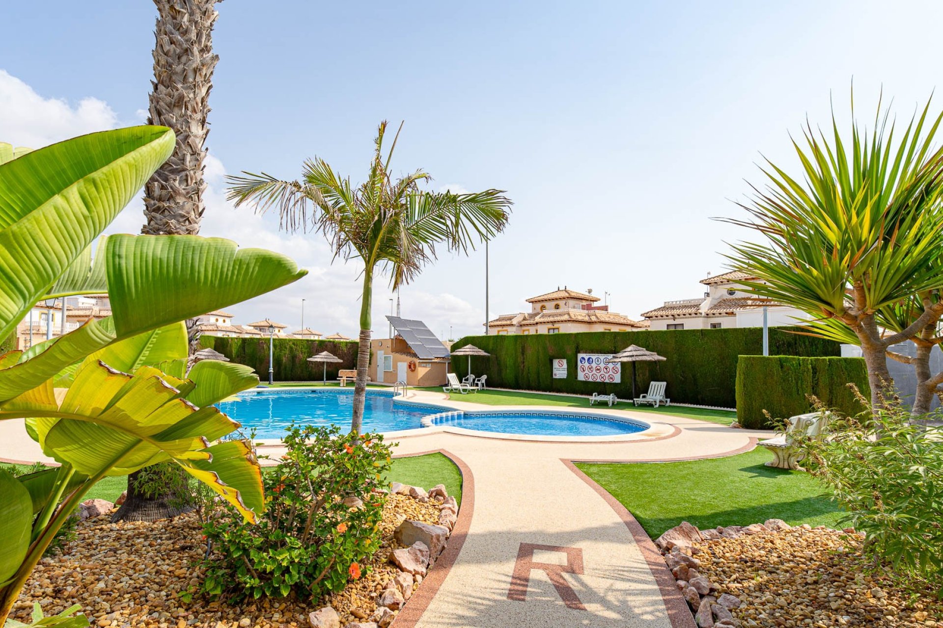 Villa quatro con solárium y piscina en Lomas de Cabo Roig