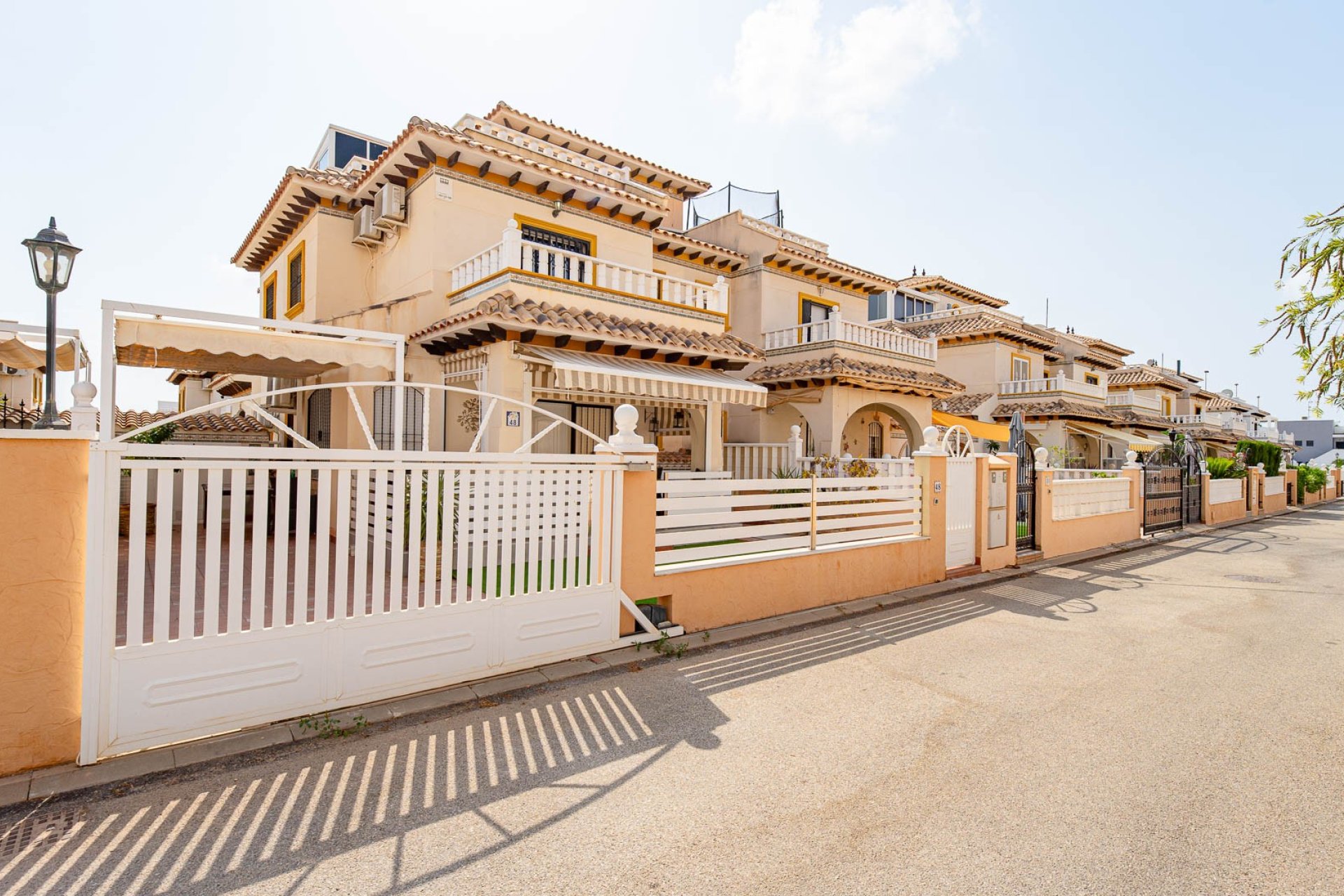 Villa quatro con solárium y piscina en Lomas de Cabo Roig