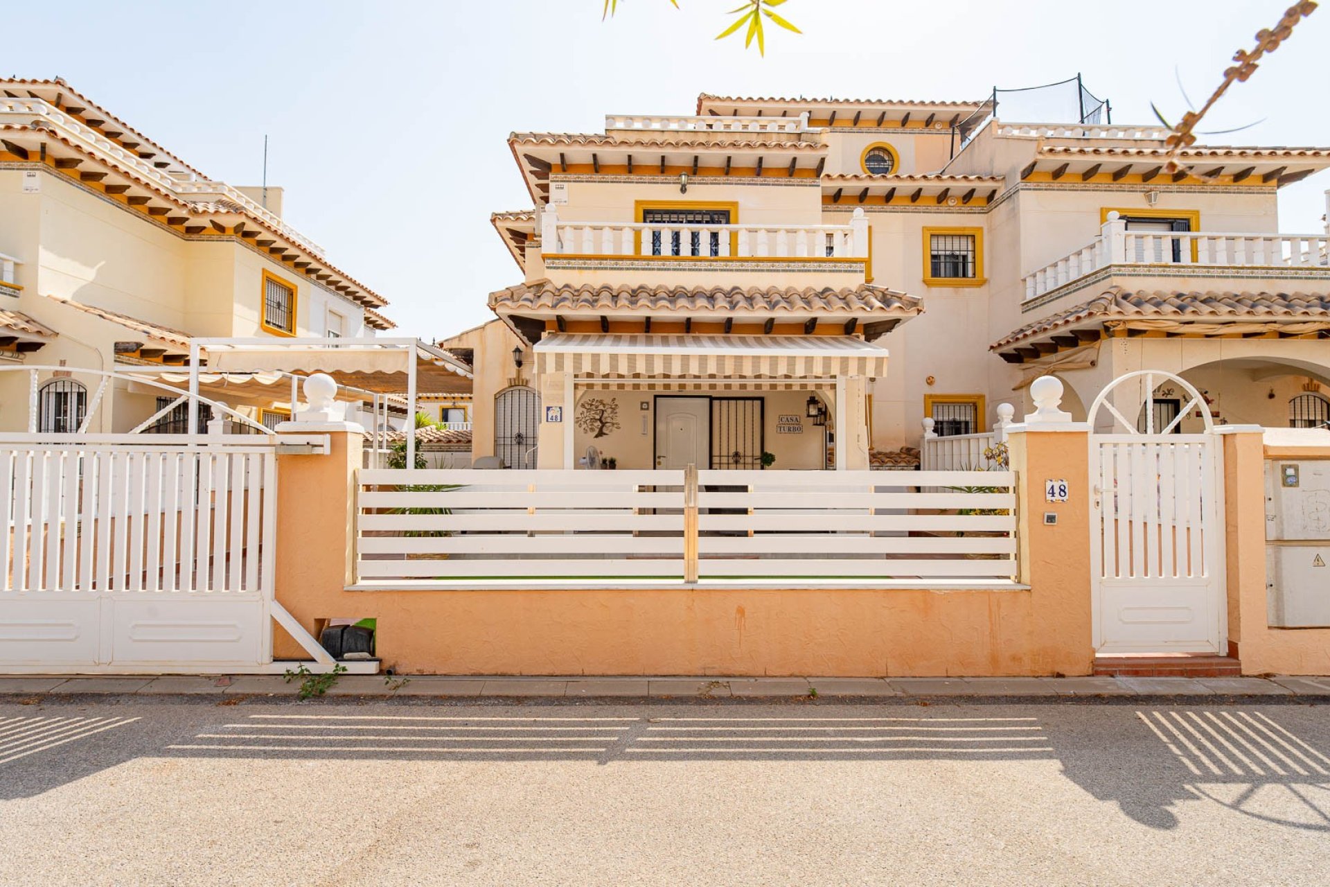 Villa quatro con solárium y piscina en Lomas de Cabo Roig