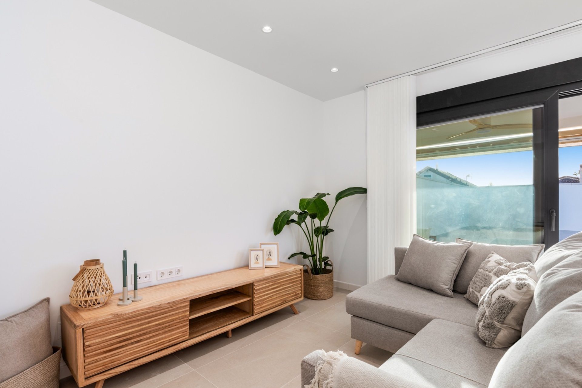 Villa reformada con piscina privada y jardín en Torrevieja, Costa Blanca